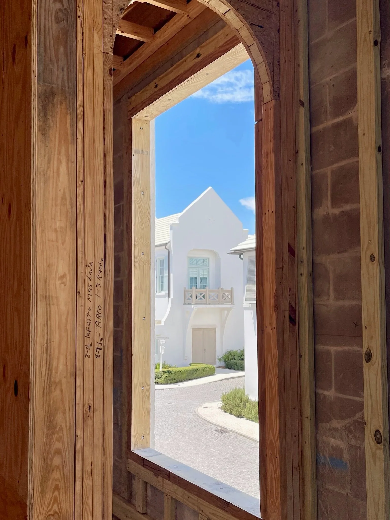 Arches framing views, and views framed by arches. 

#residentialarchitecture #archways #coastalarchitecture #30aarchitect #alysbeach