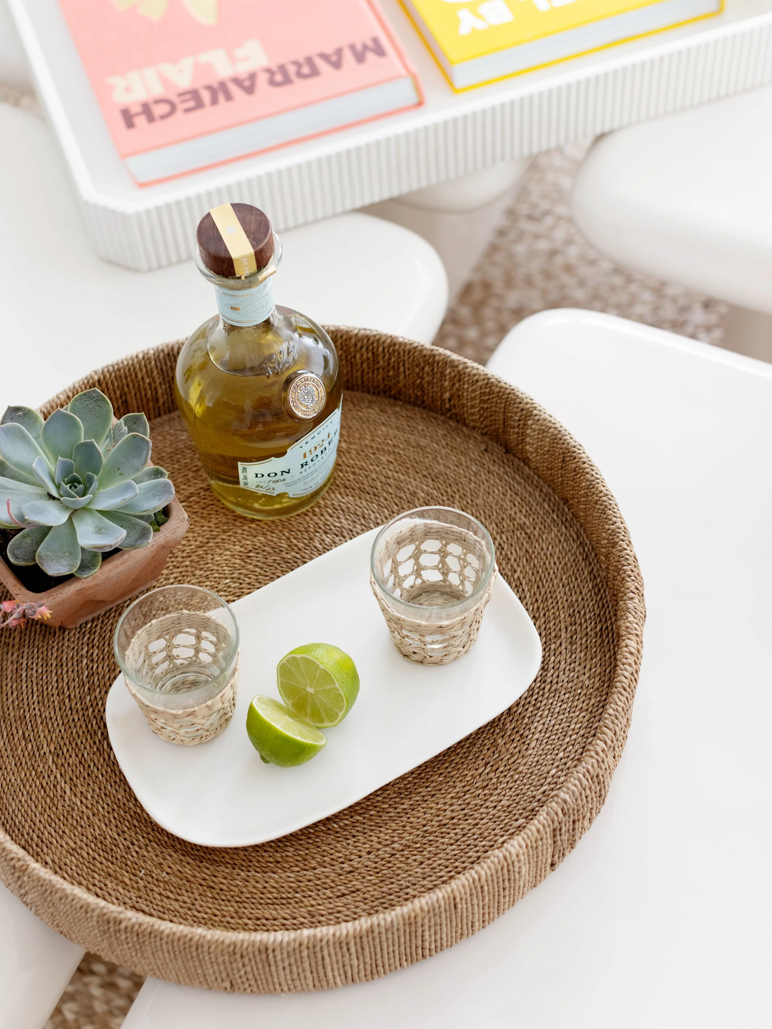 Cheers to the weekend! 🍋&zwj;🟩

Photography: @mali_azima 

#weekendstyle #casualstyling #coastalhome #coffeetablestyling #coffeetabledecor