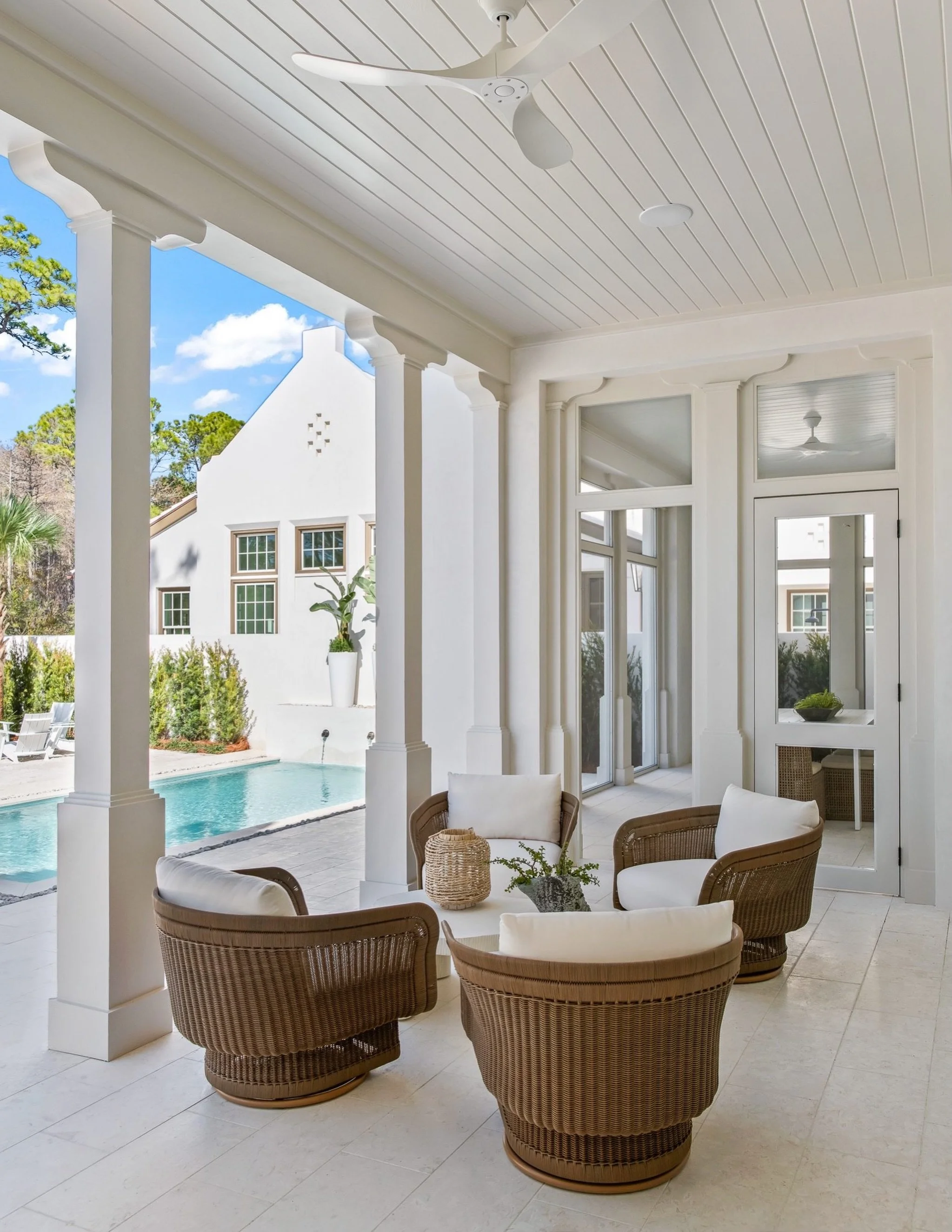 Florida living is all about making the most of the outdoors. This poolside lounge creates an effortless place to relax, unwind, and enjoy the sunshine by extending the comfort of the home beyond its walls. ☀️

Architecture + Interior Design: @chancey