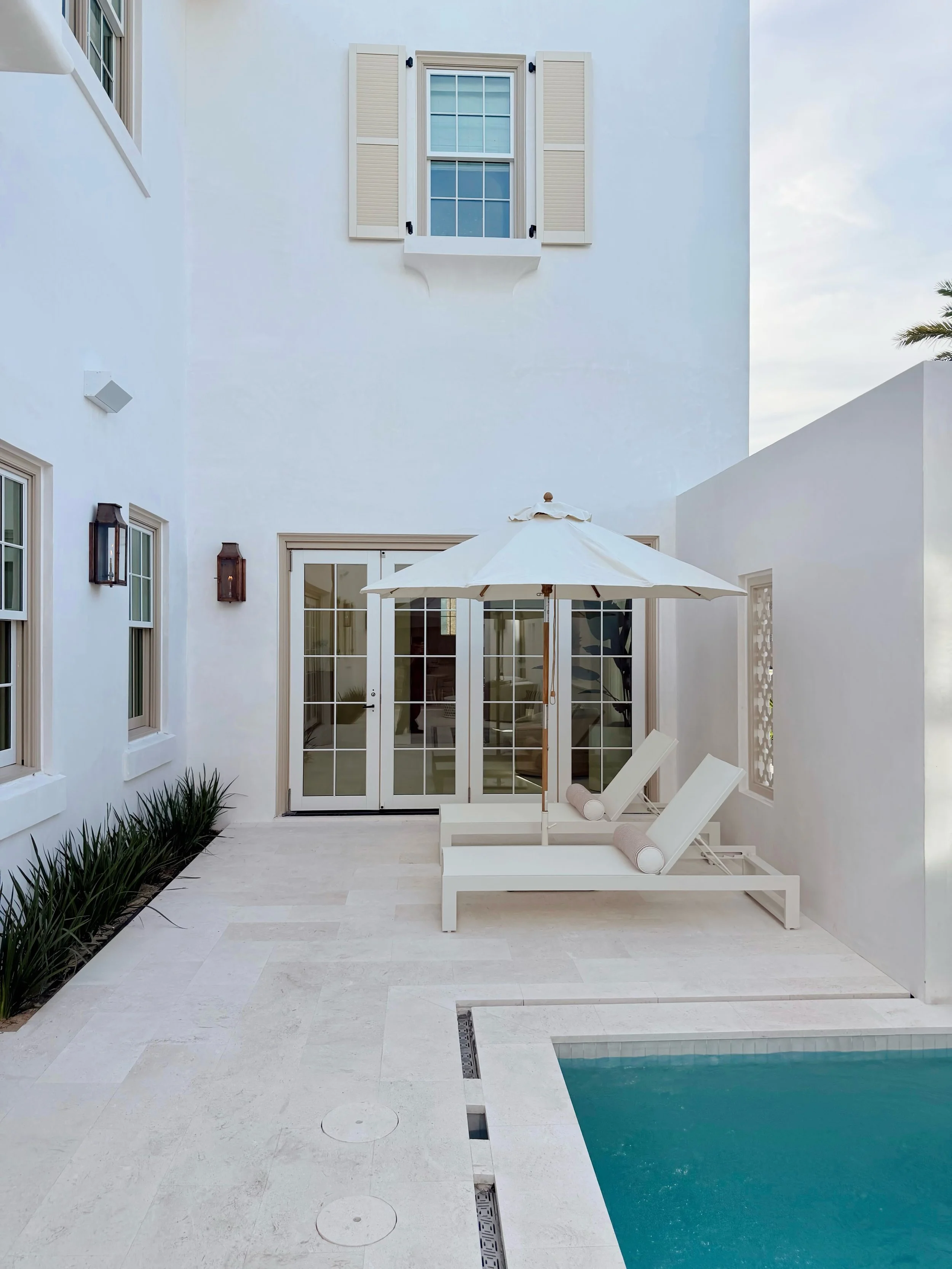 Are you ready for Labor Day Weekend? Whether you have plans or not, we&rsquo;re holding onto those last days of summer with slow afternoons by the pool, a good book, and nowhere else to be. ☀️☀️

#pooldesign #poolsidestyle #labordayweekend #alysbeach
