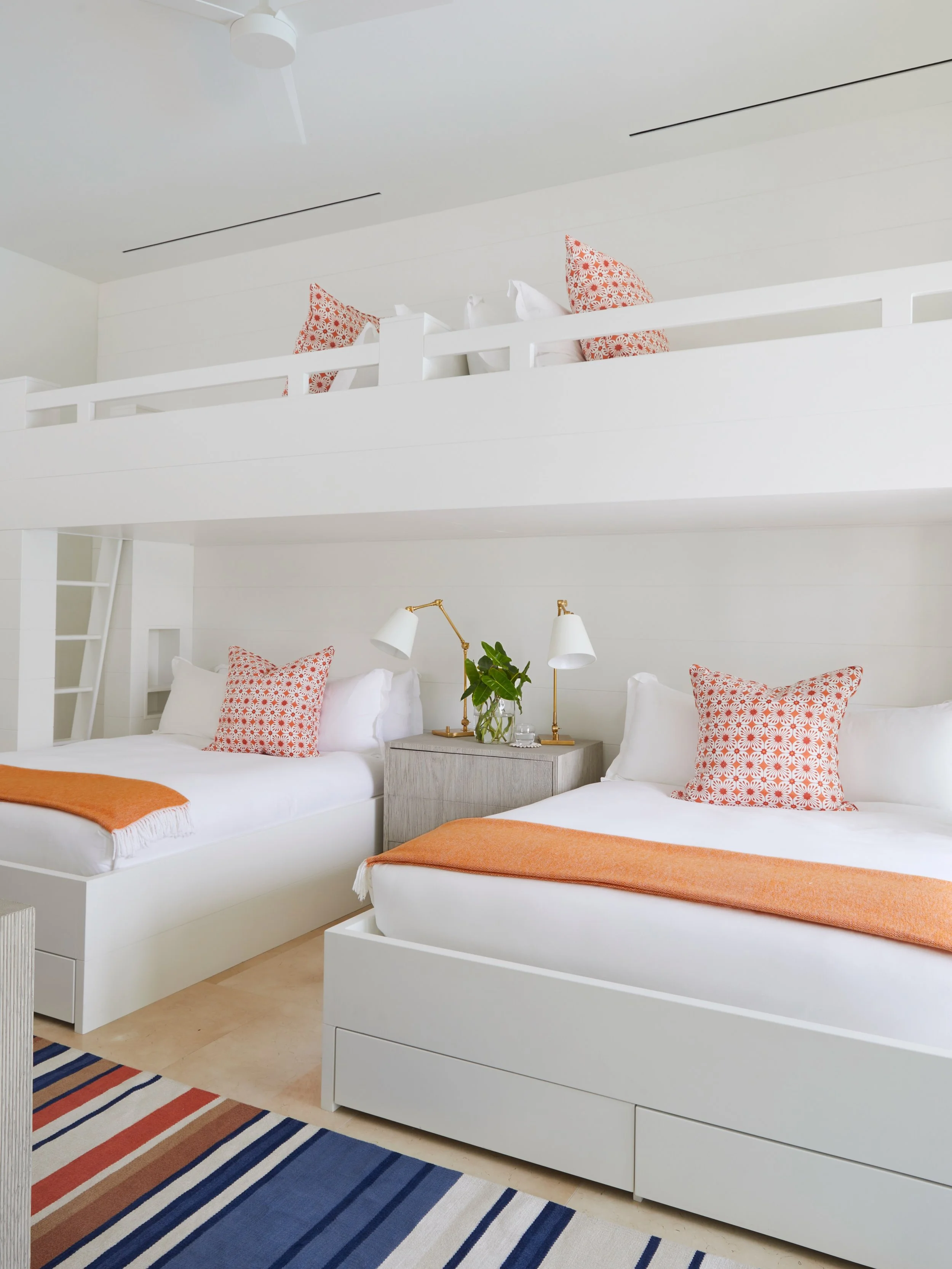 A little peach goes a long way. 🍑 This bunk room keeps things crisp and classic with just enough color to make the space feel playful, welcoming, and anything but boring!

Photography: @jallsopp 

#bunkroom #coastalinteriors #interiorinspiration #ki
