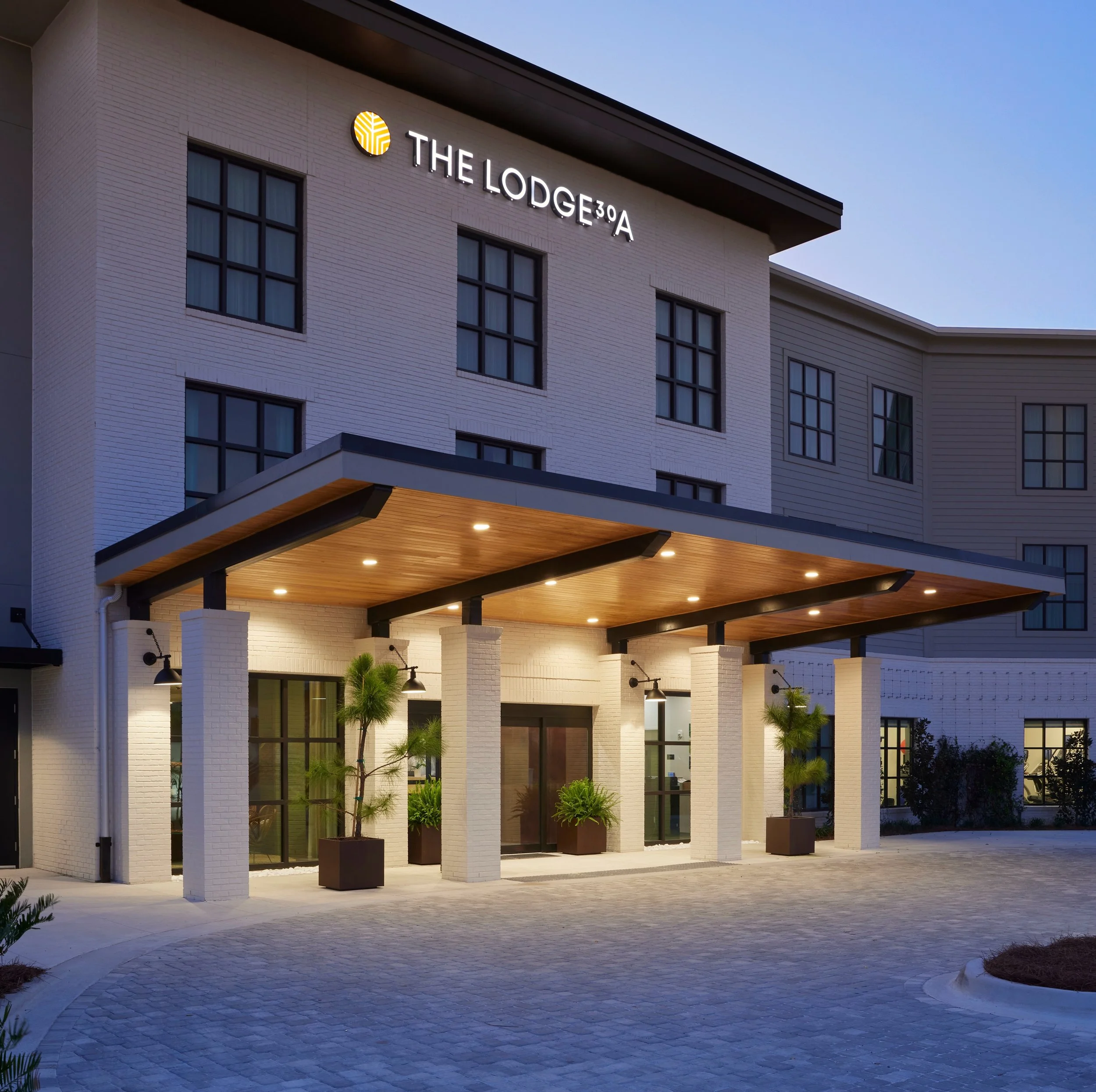 From glowing evenings to sunlit mornings, The Lodge 30A shows how light can completely shift the way architecture is experienced. 

One view. Two different moments. ➡️ Swipe to see the difference. 

Photography: @jallsopp 

#hospitalitydesign #hospit