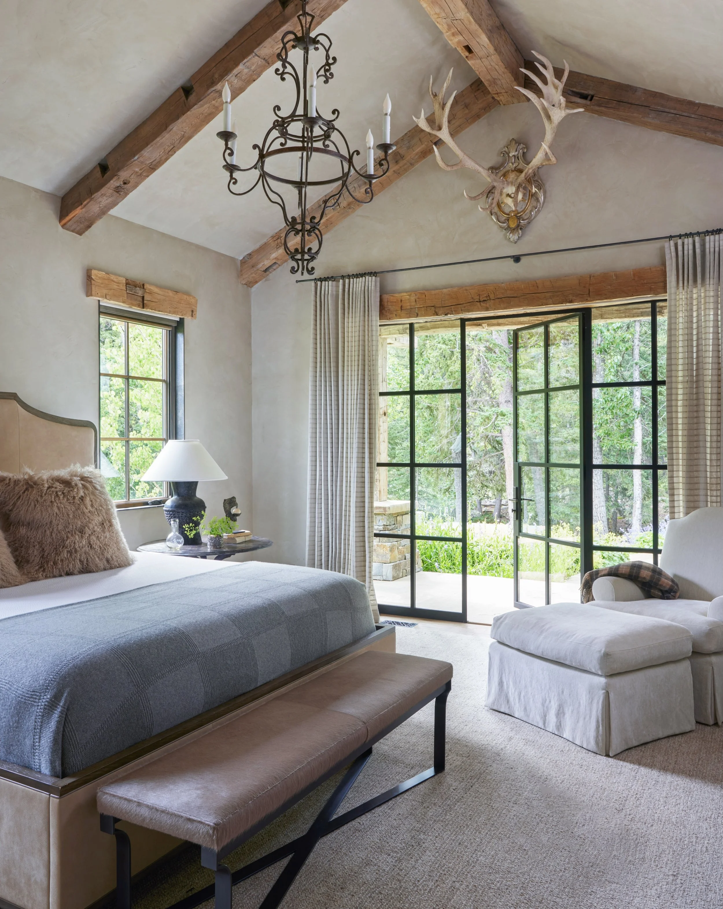 A rustic retreat in West Fork, Montana. The perfect spot to spend a Fall day. 🤎

Photography: @jallsopp 

#rusticdesign #mountainliving #montanaresidence #rusticchic #luxurydesign