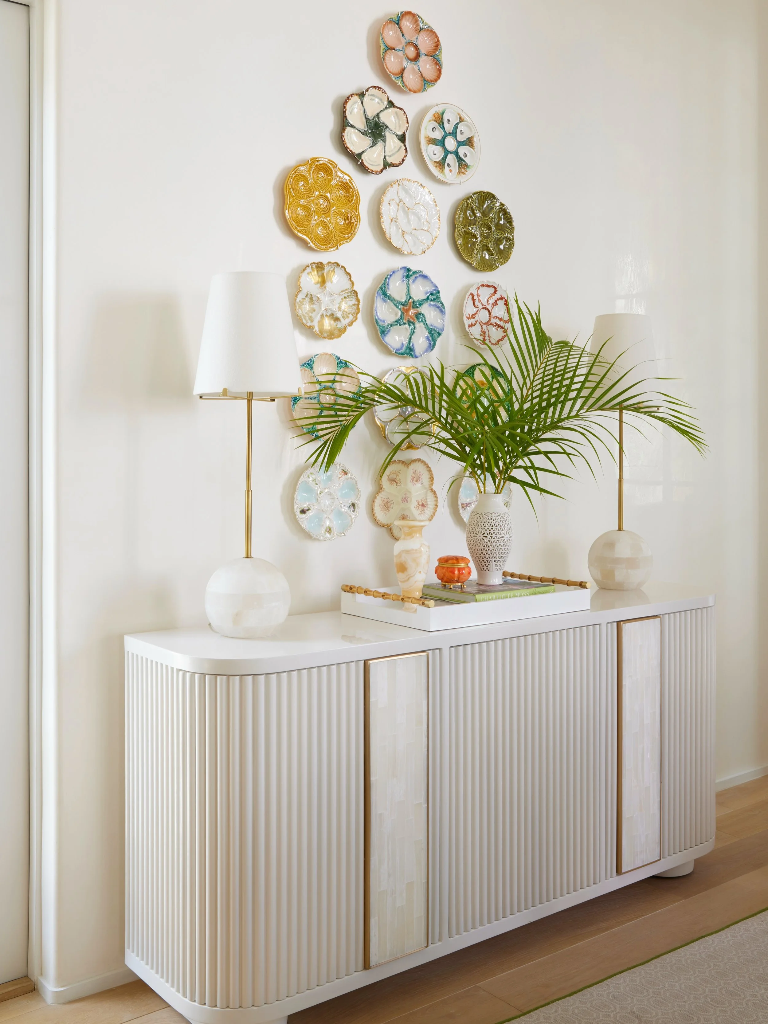 Consider this your reminder to have fun with design! A little color, a little contrast, and plenty of personality. Swipe through for a closer look at the details that make this home anything but ordinary. ✨

Photography: @jallsopp 

#coastalinteriors