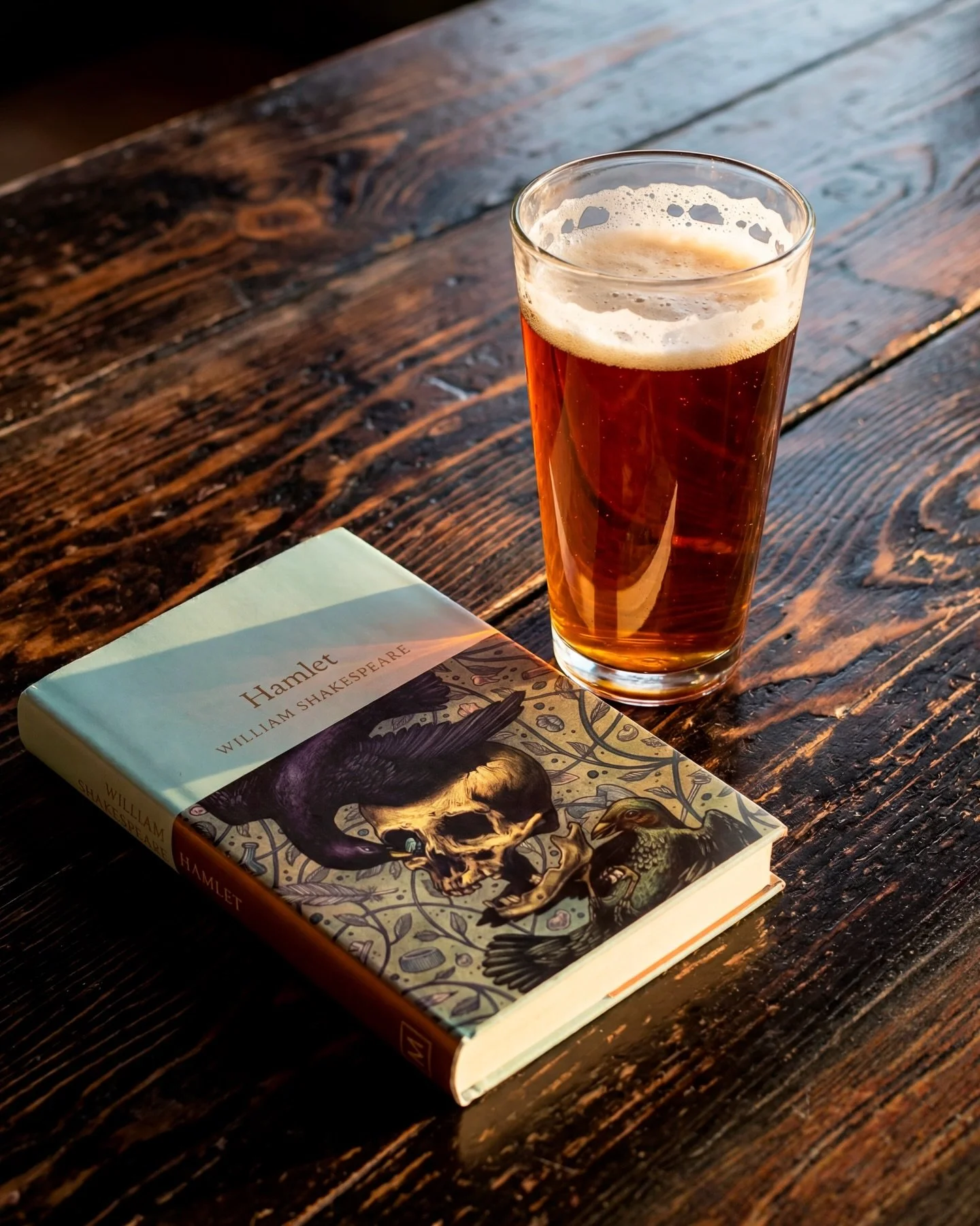 🍺📜 Getting ready for the Bard&rsquo;s birthday the proper way&hellip; with a pint in hand and a little light reading.

This Thursday from 6&ndash;8PM, we&rsquo;re celebrating Shakespeare at Uptown Pubhouse with a night of poetry, performance, and g