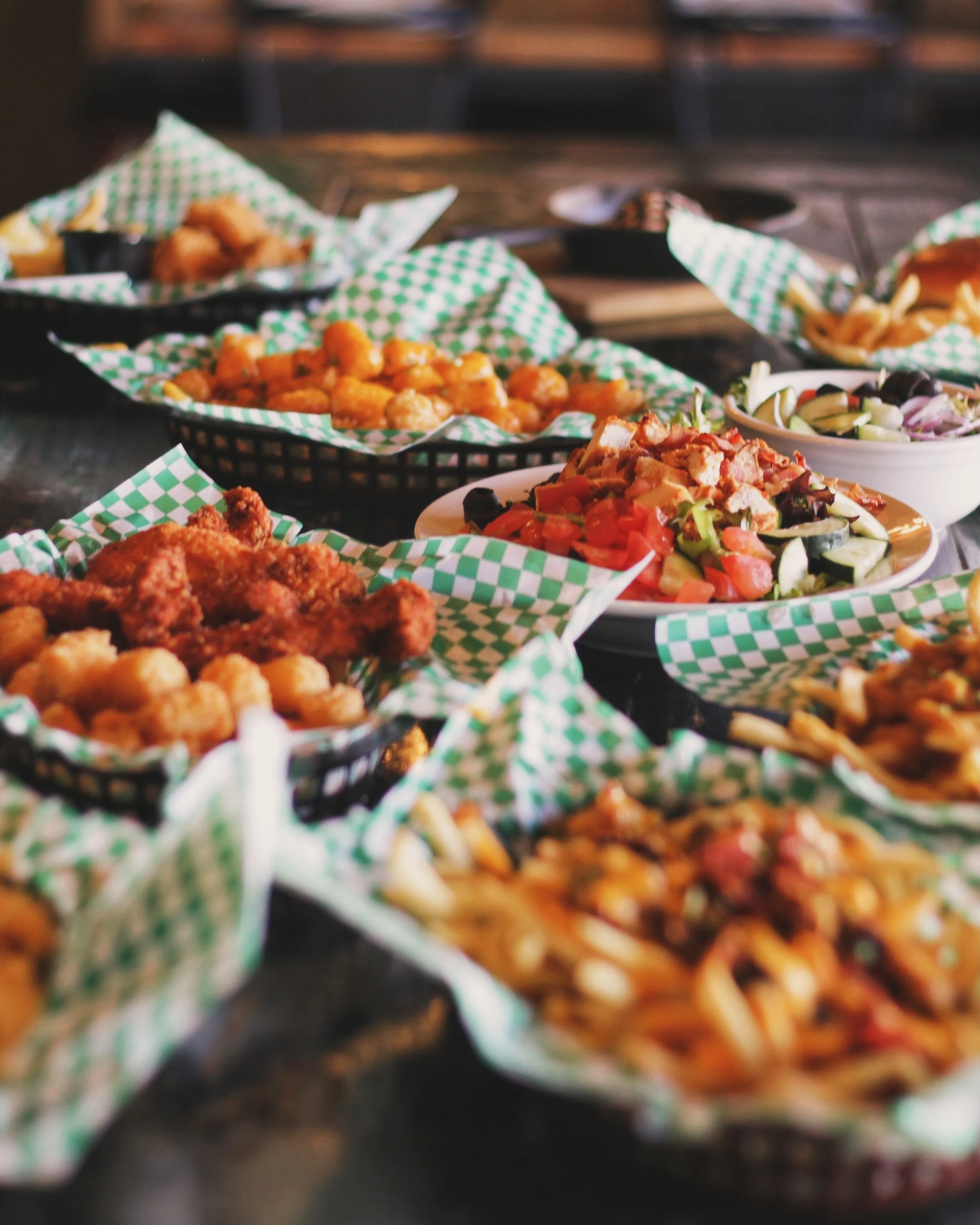 🍔🍟🥘 Dinner is served&hellip; and the table is looking very convincing right now. 😌🍻