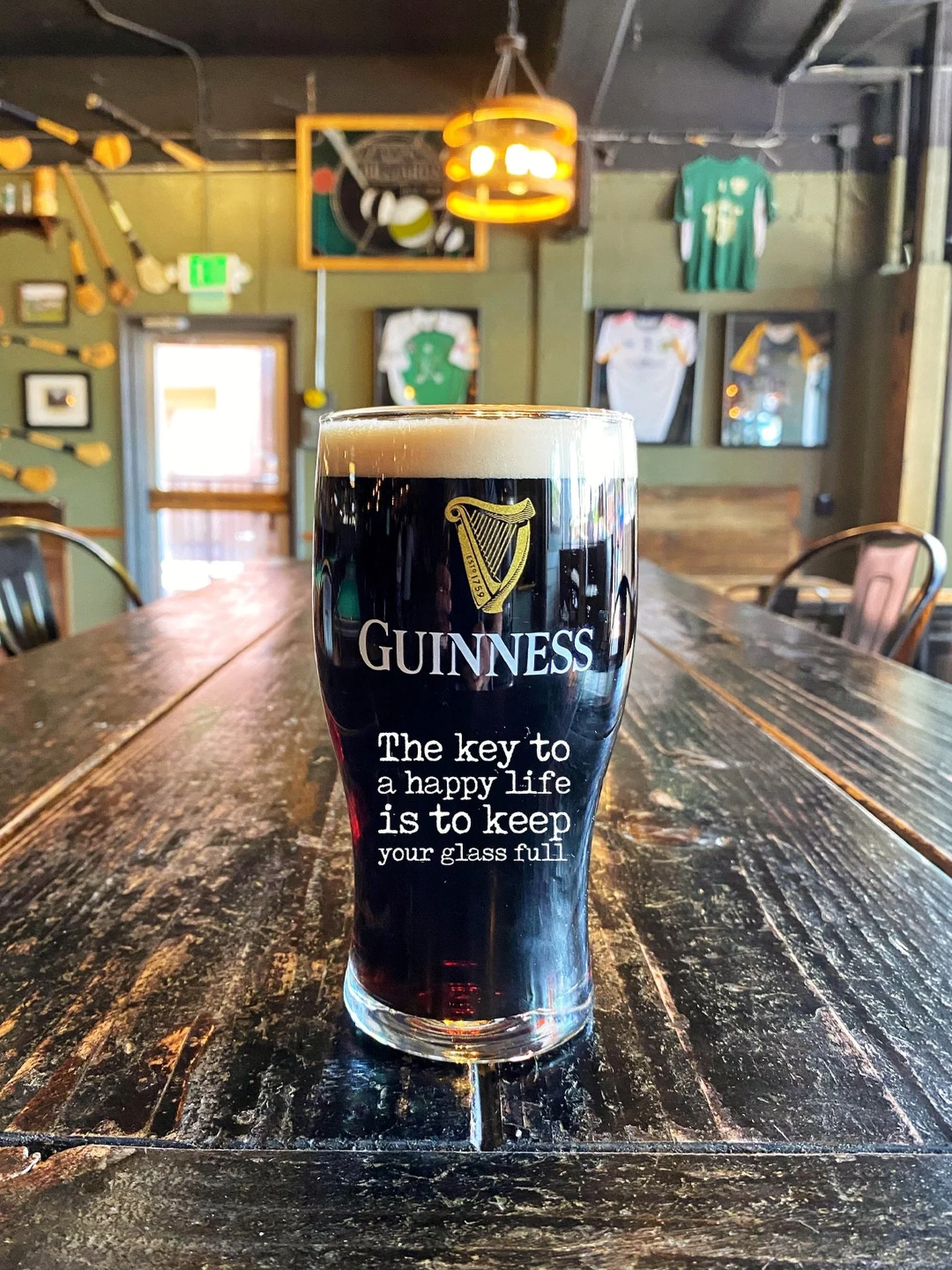 ☘️🍺 They say a key to a happy life is to keep your glass full&hellip;

We&rsquo;re not entirely sure who &ldquo;they&rdquo; are, but we assume they had a Guinness in mind.

Come fill yours properly. Sl&agrave;inte! 🍀