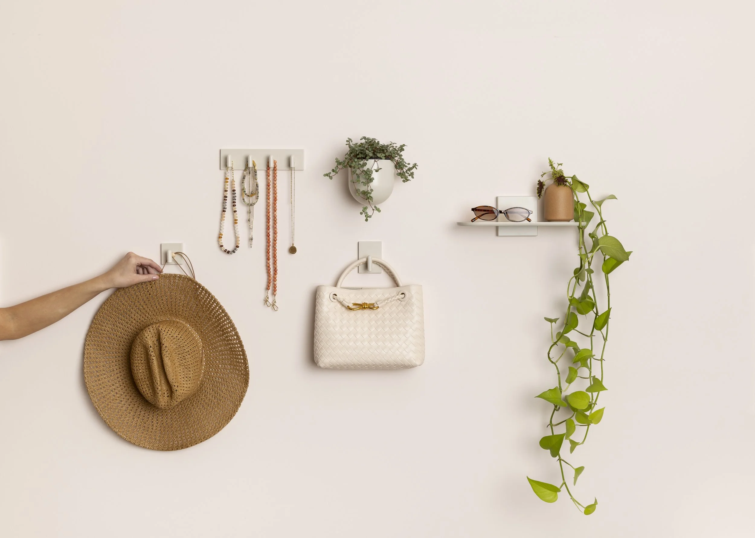 Hero photograph we took for Command™ Brand’s Décor collection in beige.