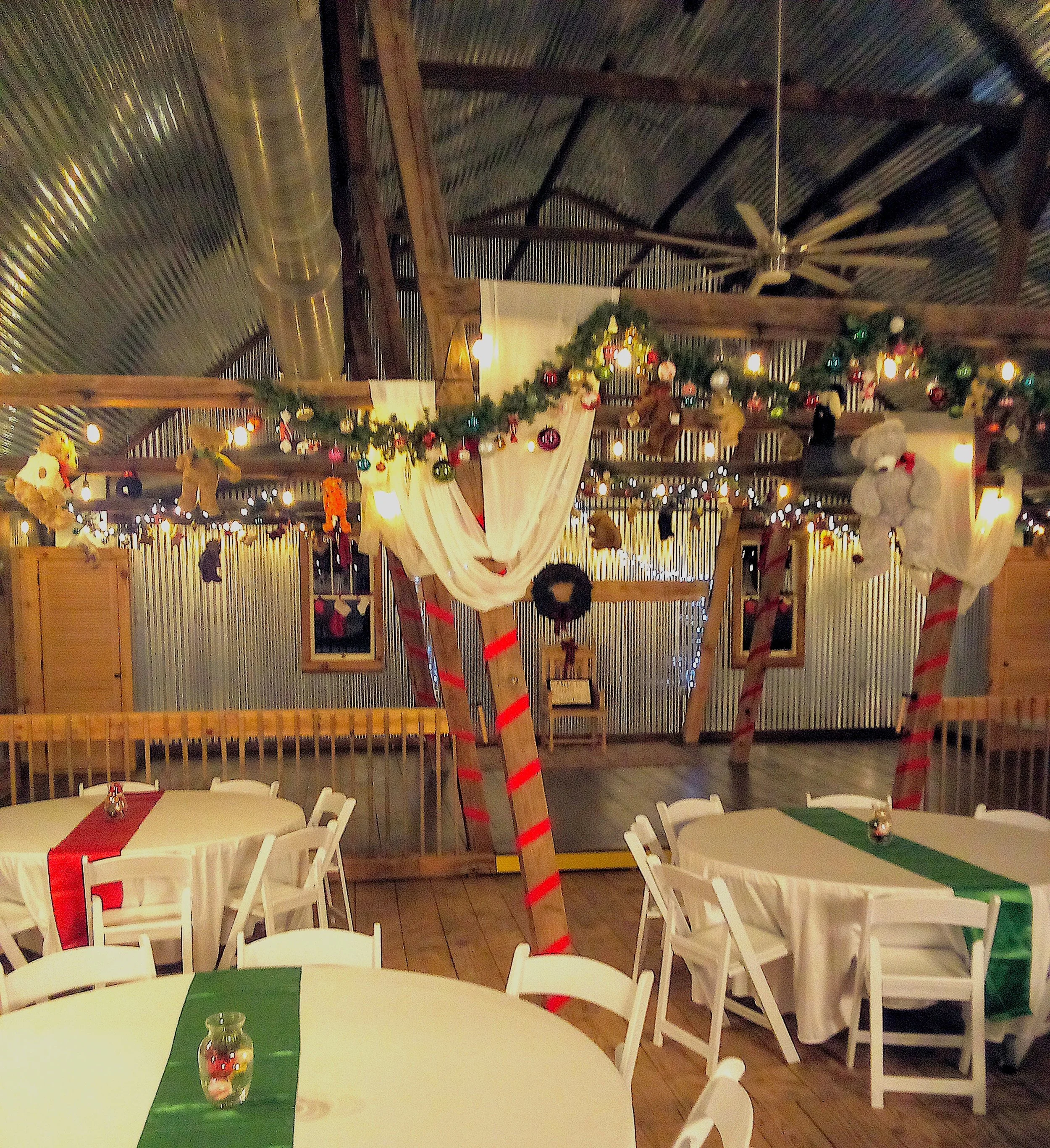 Christmas barn10.jpg