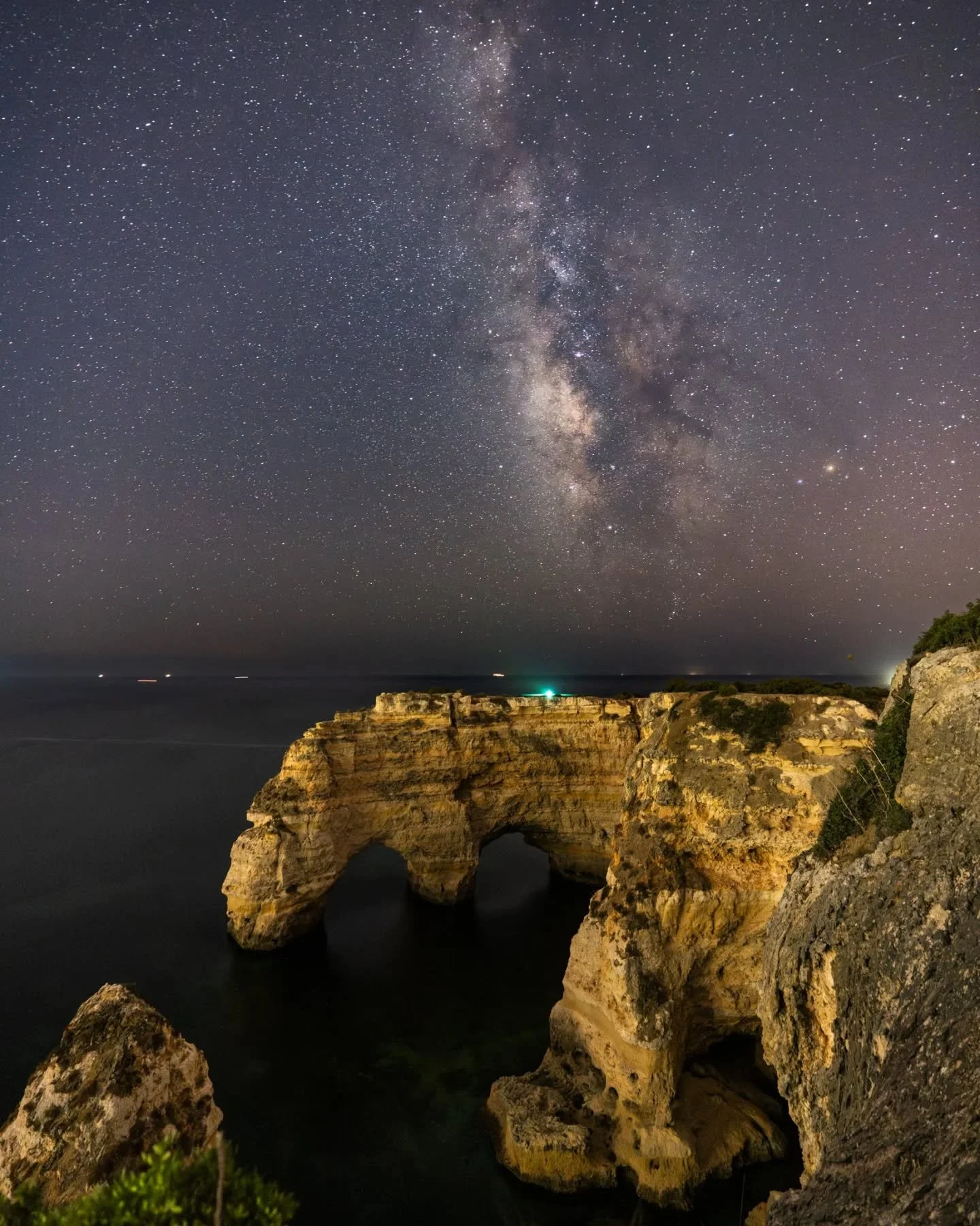 Uma das minhas atividades preferidas no ver&atilde;o &eacute; ir at&eacute; fal&eacute;sias isoladas para ver e fotografar a Via L&aacute;ctea.
Como som de fundo, o mar 🌌