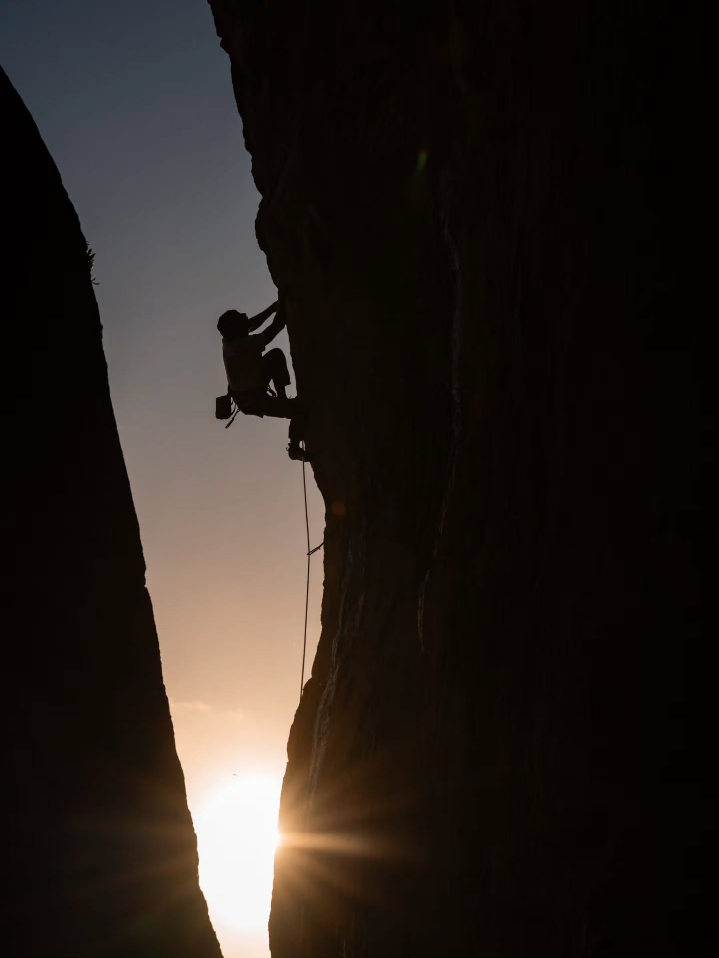 A fechar o segundo dia, tivemos uma masterclass de fotografia de escalada com o @javipec e a @helena_clancy, acompanhados pelo escalador @isaac.estevez 💪🏼
Um sunset incr&iacute;vel na parede de escalada da Guia, Cascais, a criar o cen&aacute;rio pe