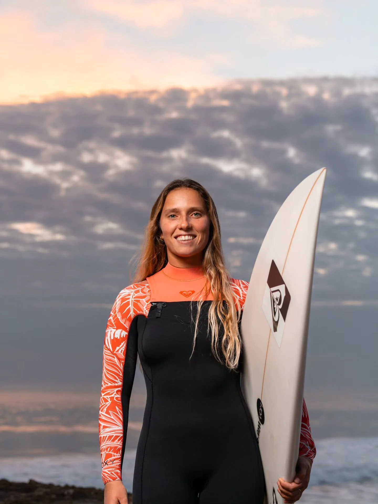 Fui ao arquivo buscar fotos da @kikaveselko para comemorar a qualifica&ccedil;&atilde;o para o Championship Tour da @wsl
🤟🏼 Work hard, play harder!!

@kikaveselko 🤝🏼 @rodrigo_mbsousa