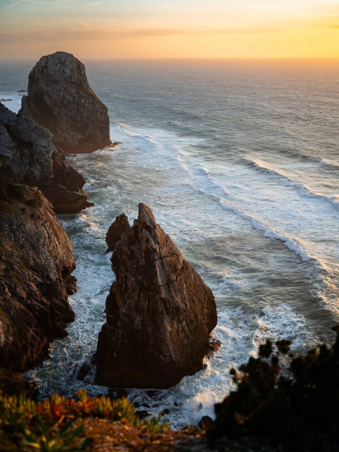 O primeiro p&ocirc;r-do-sol do hor&aacute;rio de ver&atilde;o...

No meio de muitos trabalhos e viagens entre Algarve, Lisboa e o centro, fomos at&eacute; &agrave; fronteira Cascais-Sintra