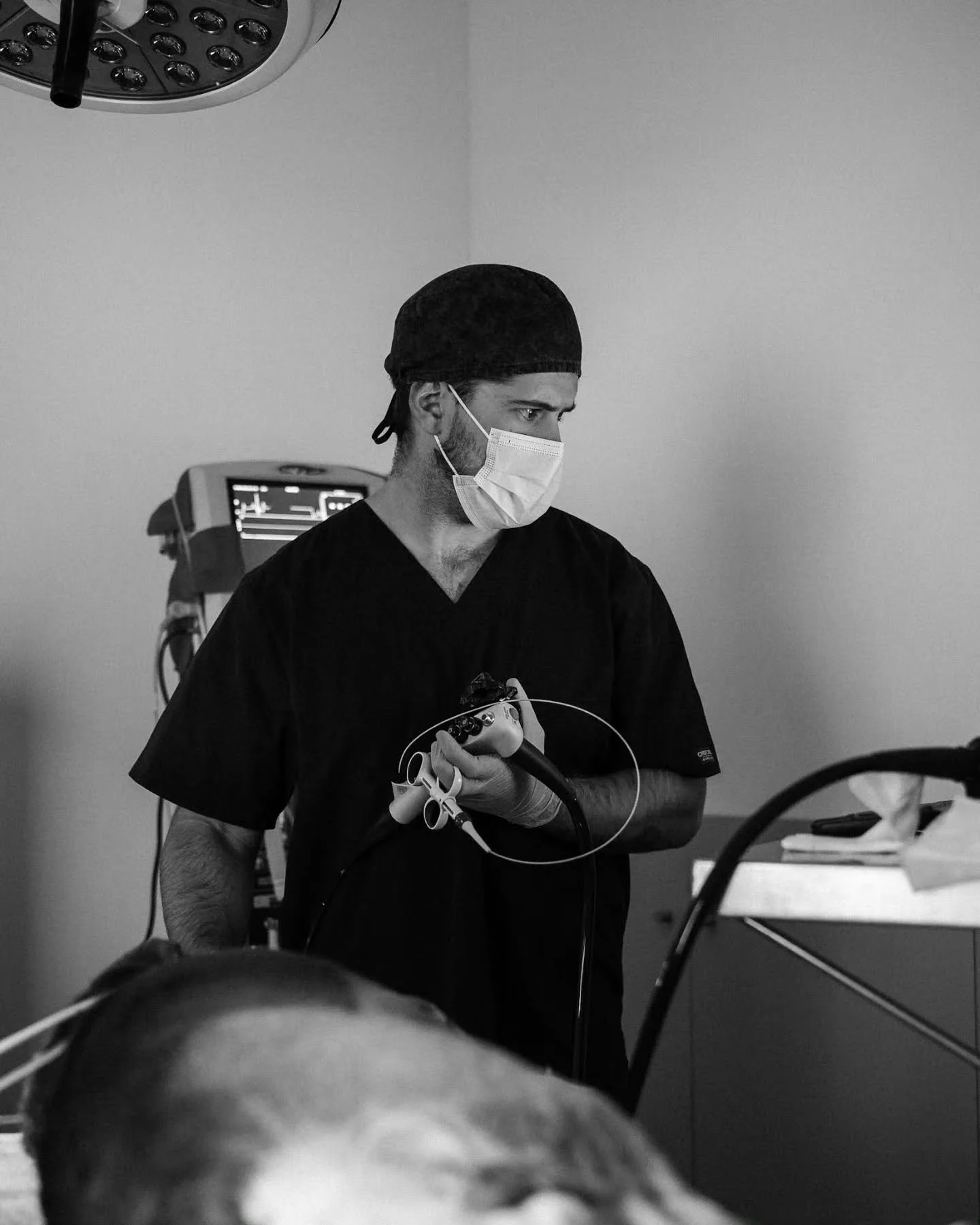 S&aacute;bado, 21:30.
Ap&oacute;s o final de um evento da Ordem, fomos diretamente para uma remo&ccedil;&atilde;o de corpo estranho.

Enquanto a endoscopia resolvia o caso, aproveitei para documentar o lado menos visto da veterin&aacute;ria ambulat&o
