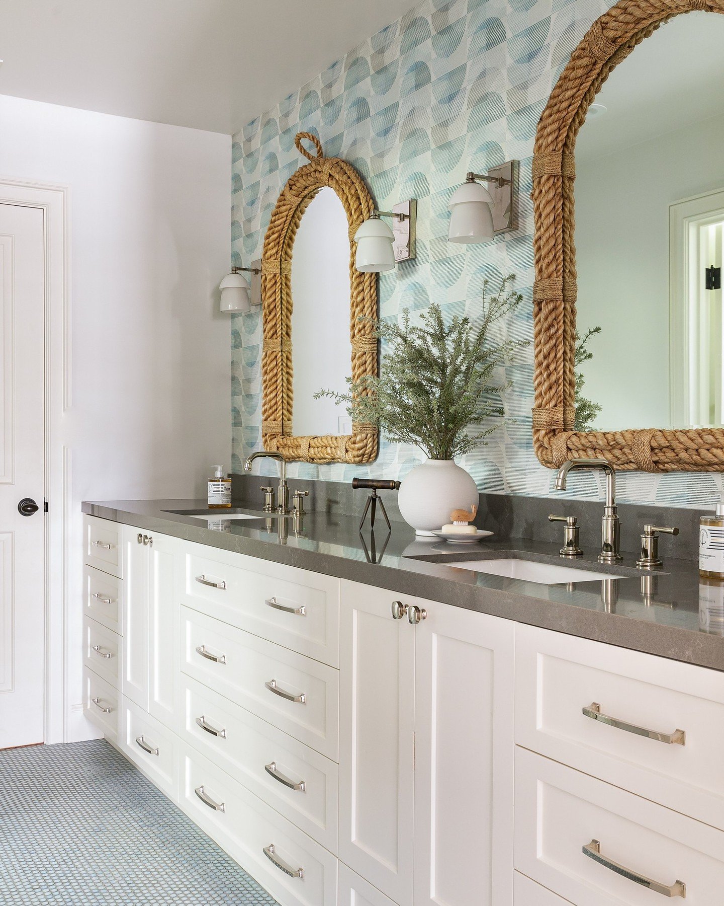 A nautical nod to this jack and Jill bath for the sweetest kiddos. ⁠
⁠
Rope-wrapped mirrors, blue toned wallpaper, and sea glass-inspired tile bring a coastal charm that feels playful yet polished. Perfect for little ones growing up by the water🌊⁠
⁠