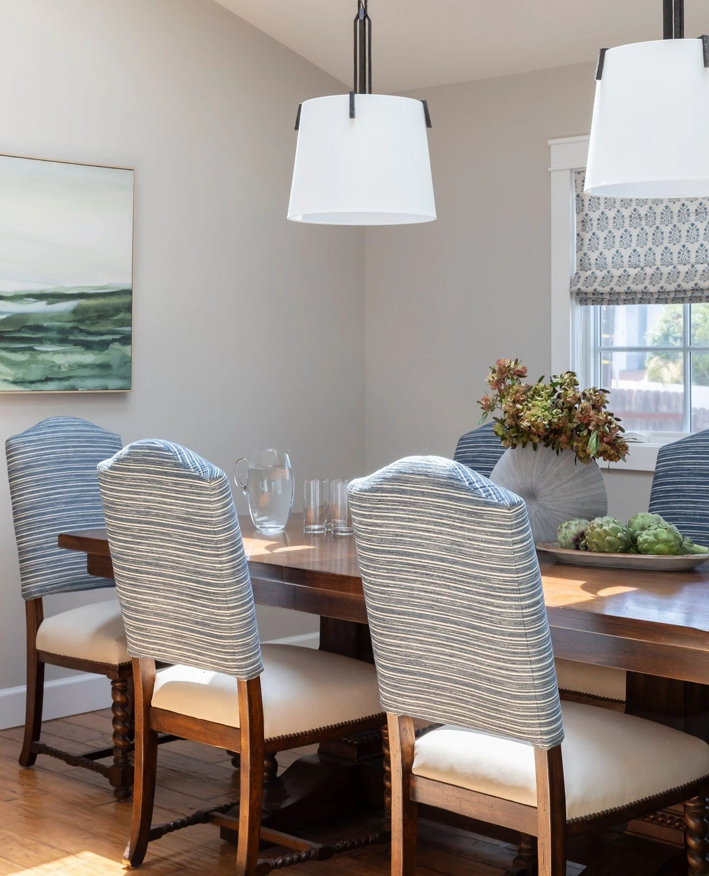Coastal charm meets classic style in this breezy dining room. ⁠
⁠
⁠
⁠
⁠
⁠
Photographer: @ryangarvin⁠
⁠
⁠
⁠
⁠
⁠
⁠
#jharkavyinteriors #diningroomdesign #coastaldiningroom #coastaldesign #coastalliving #palosverdesestates #socalinteriordesigner #interio