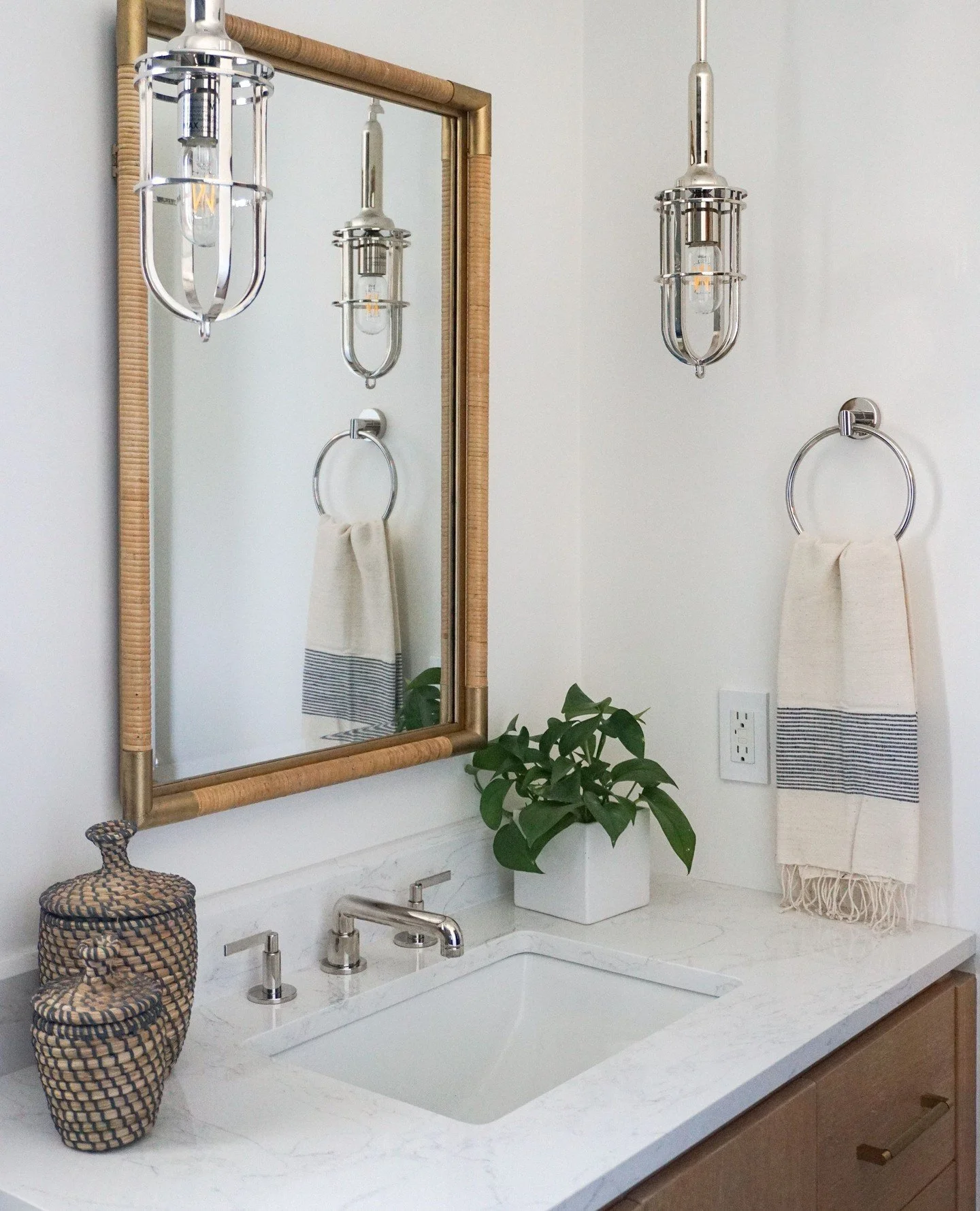 A subtle, but bold swap~ pendants over sconces~ paired with a textural mirror for an elevated, effortless feel.

#jharkavyinteriors #bathroom #bathroomremodel #coastaldesign #coastalliving #palosverdesestates #socalinteriordesigner #interiordesign #h