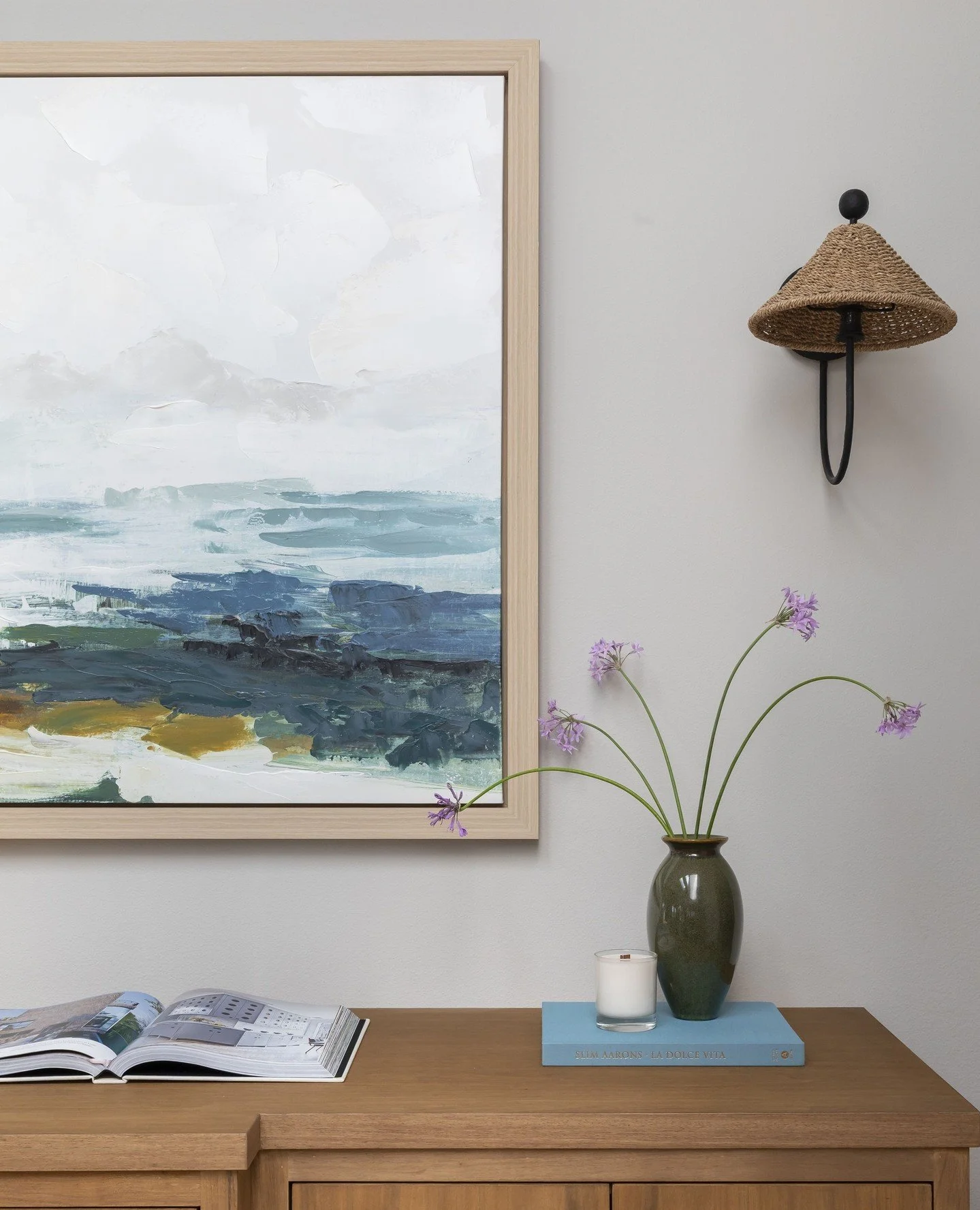 Friday inspiration from the shore - where woven sconces and a tailored banquette define serene, coastal elegance.⁠
⁠
⁠
⁠
⁠
⁠
⁠
⁠
Photography: @ryangarvin⁠
⁠
⁠
⁠
⁠
⁠
⁠
⁠
#jharkavyinteriors #diningroom #livingspace #coastaldesign #palosverdes #palosver