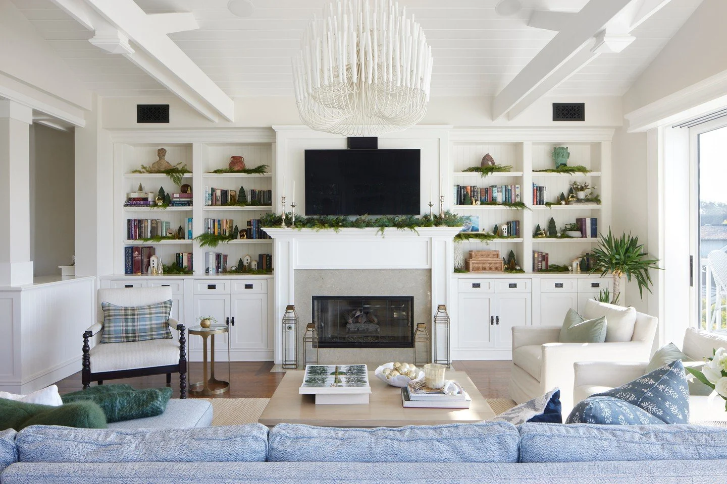 A holiday home where coastal calm meets seasonal cheer. Layered greenery, soft hues, and a living room styled for effortless celebration.⁠
⁠
⁠
⁠
⁠
⁠
⁠
⁠
⁠
⁠
⁠
Photographer: @jessicajalexander ⁠
⁠
⁠
⁠
⁠
⁠
⁠
⁠
⁠
#jharkavyinteriors #livingroom #livingro