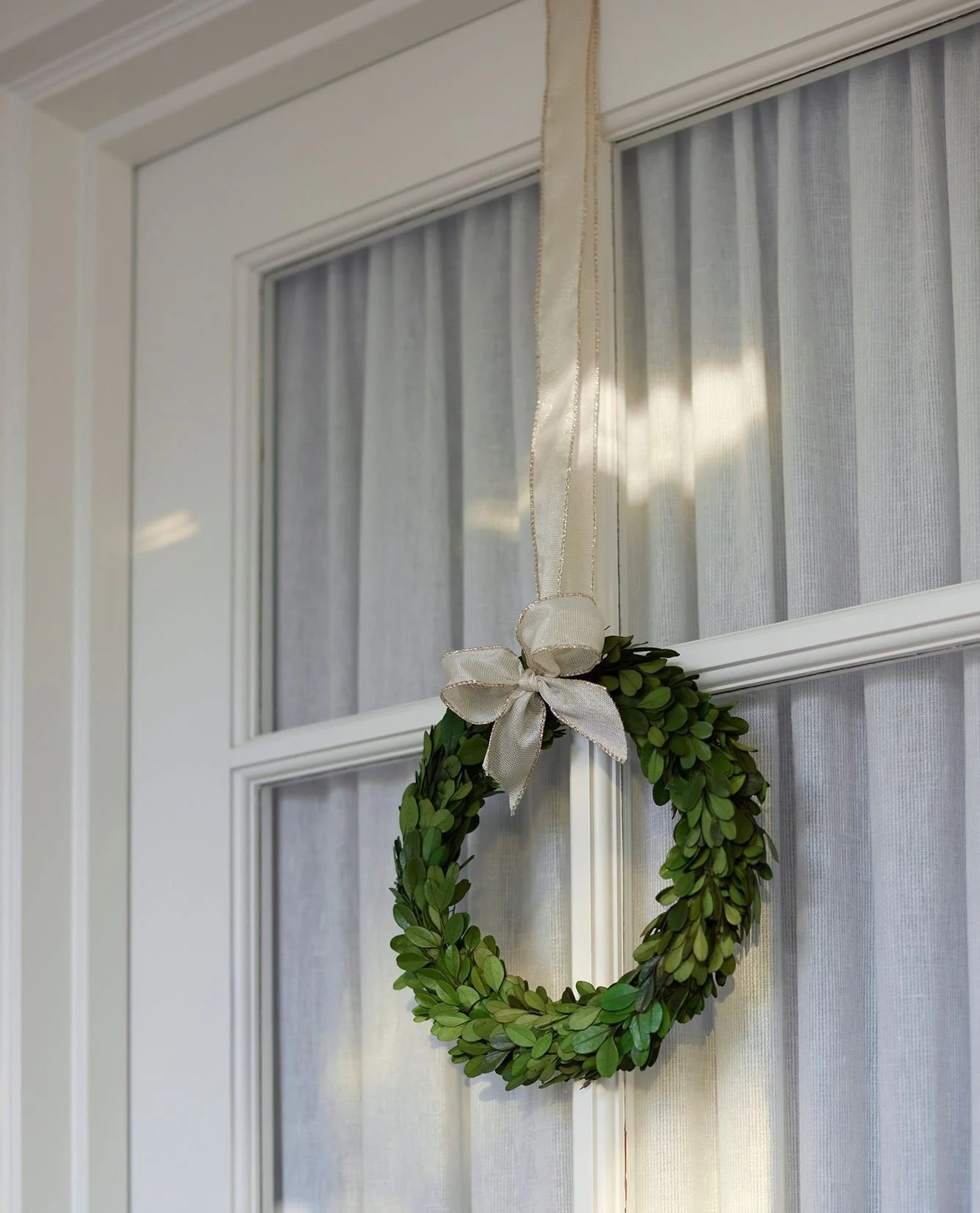 Holiday magic lives in the smallest details - something as simple as a boxwood wreath and festive ribbon quietly adds a touch of elegance.⁠
⁠
⁠
⁠
⁠
⁠
⁠
⁠
Photographer: @jessicajalexander ⁠
⁠
⁠
⁠
⁠
⁠
⁠
⁠
#jharkavyinteriors #christmasdecor #holidaydeco