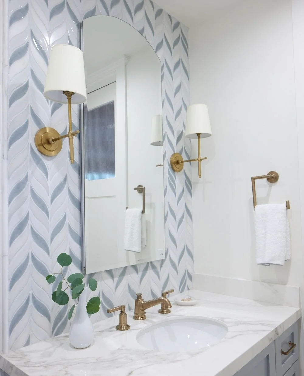 Warm shades of grey and brass - a timeless combination that never misses.⁠
⁠
⁠
⁠
⁠
⁠
⁠
⁠
⁠
Photographer: @jessicajalexander ⁠
⁠
⁠
⁠
⁠
⁠
⁠
⁠
⁠
⁠
#jharkavyinteriors #bathroom #bathroomremodel #coastaldesign #coastalliving #palosverdesestates #socalinte