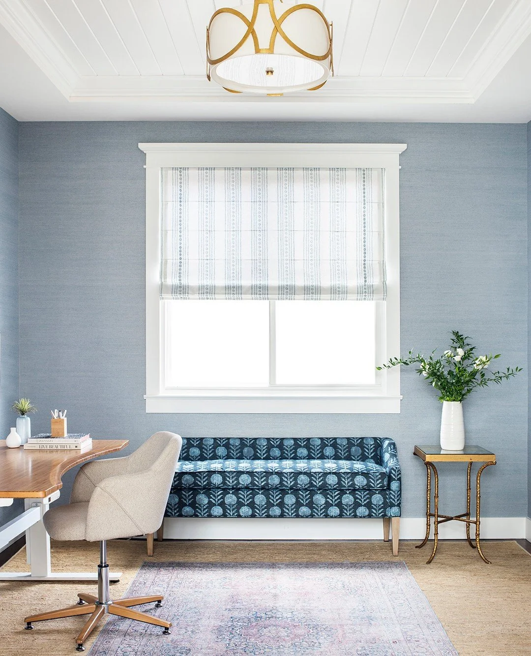 A workspace that proves productivity and beauty can live side by side. Our client, a dedicated professional who pours her energy into her work, deserved a space where calm and productivity coexist. We set the tone with layered rugs for comfort and al