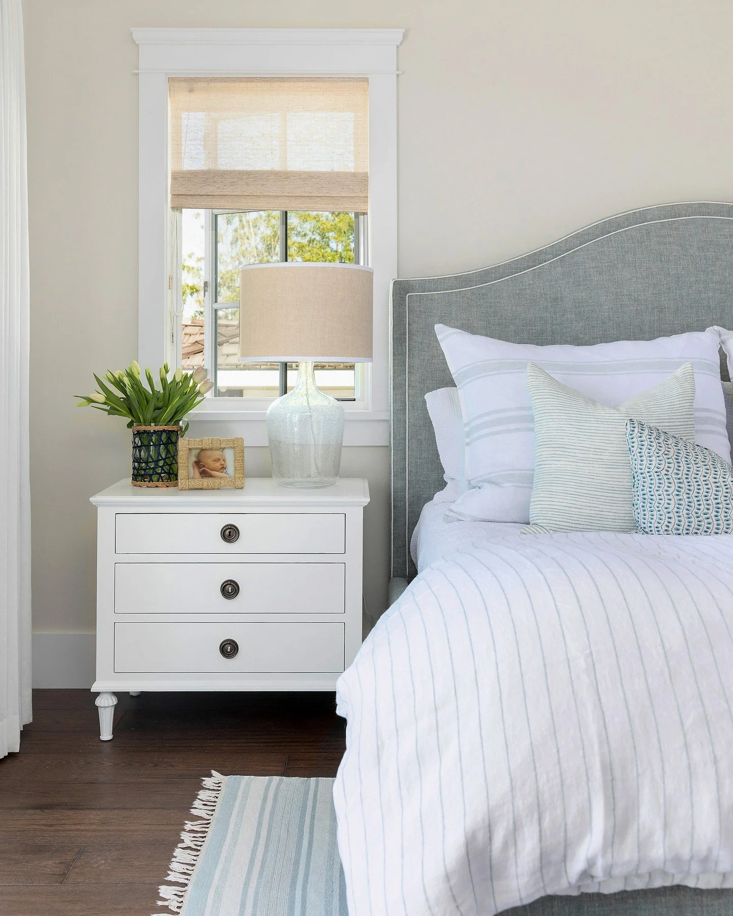Friday morning in the primary suite, wrapped in layered coastal charm.⁠
⁠
⁠
⁠
⁠
⁠
⁠
⁠
⁠
⁠
Photographer: @mollyrose.photo⁠
⁠
⁠
⁠
⁠
⁠
⁠
⁠
⁠
⁠
#jharkavyinteriors #bedroomremodel #bedroom #coastaldesign #palosverdesestates #socalinteriordesigner #interio
