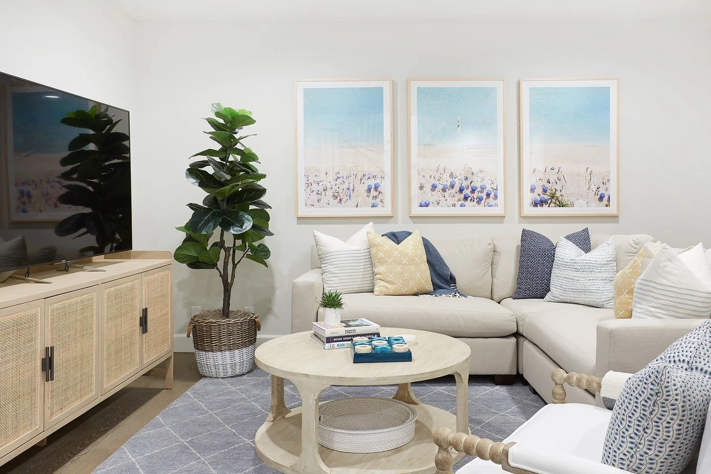 From a designer&rsquo;s perspective, a den should feel intentional, inviting, and easy to live in - a space where comfort, function, and warmth come together.⁠
⁠
⁠
⁠
⁠
⁠
⁠
⁠
Photographer: @jessicajalexander ⁠
⁠
⁠
⁠
⁠
⁠
⁠
⁠
⁠
⁠
#jharkavyinteriors #liv