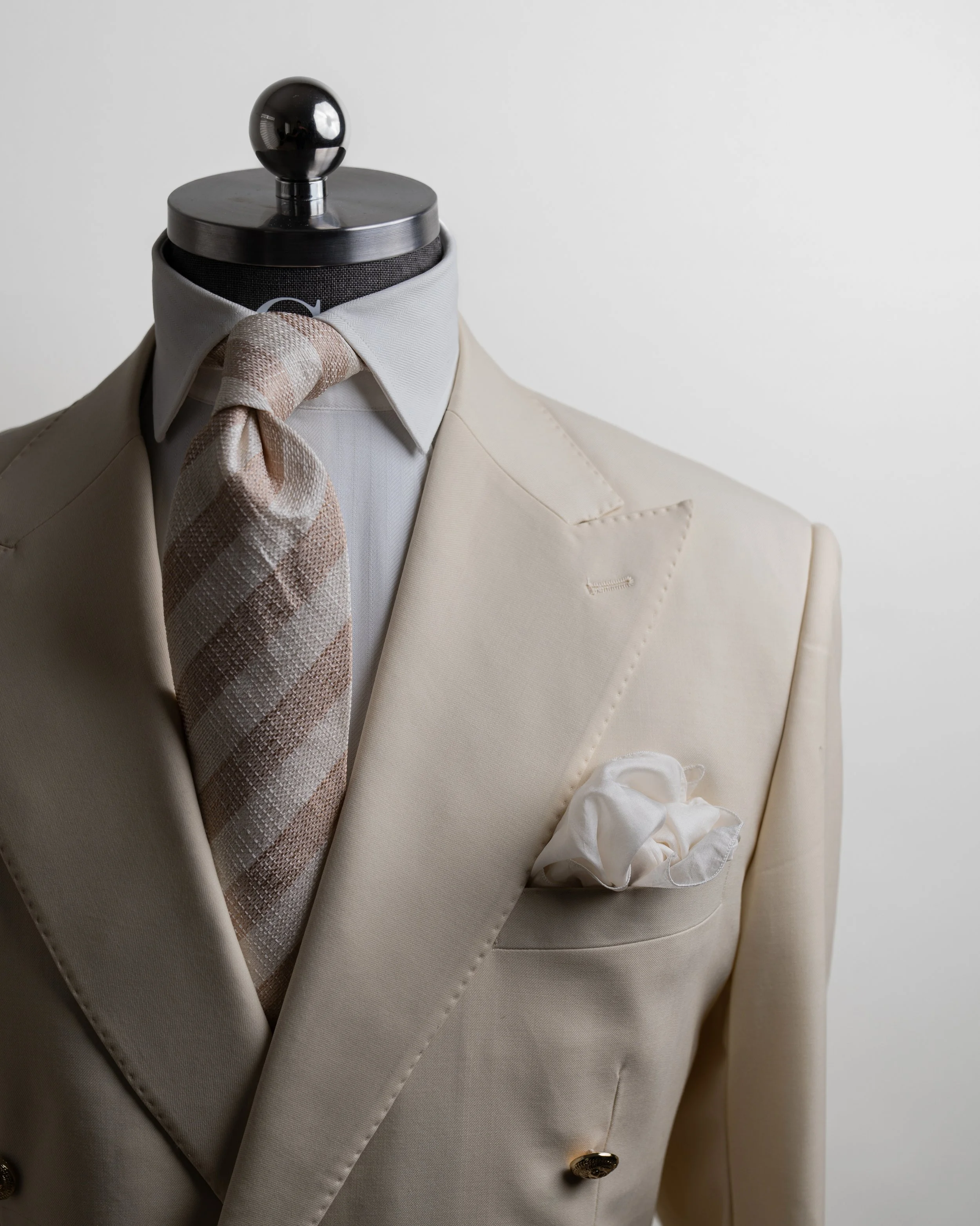 Zooming in the mannequin showing half top of the suit, shirt collar