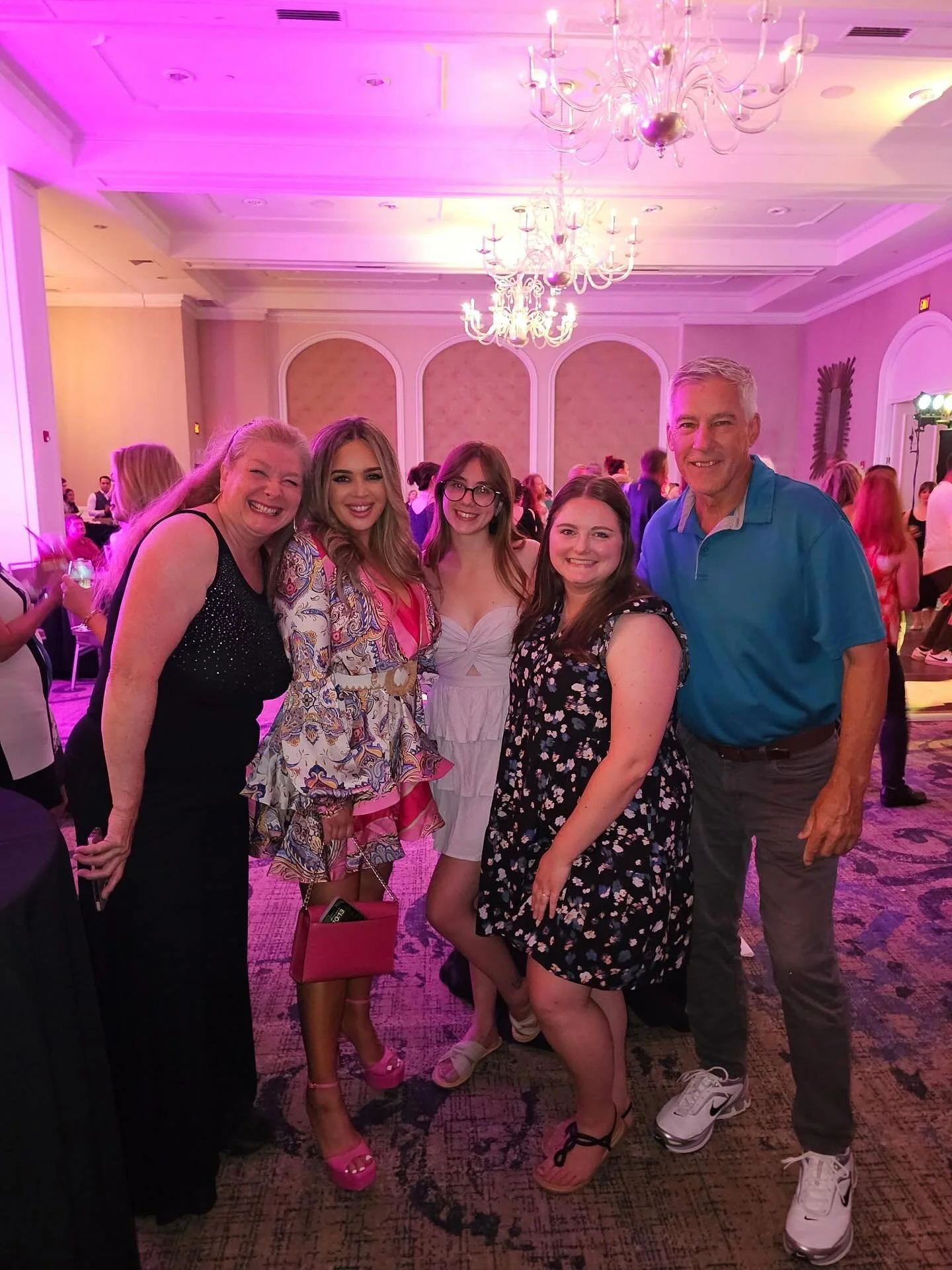Photo dump from the most epic week at the @ewomennetwork ICON business conference. I got to meet the sweetest ladies ever and learn SO much about business. @sandrayancey and @iambrianadai and all the other wonderful speakers were the most amazing tea
