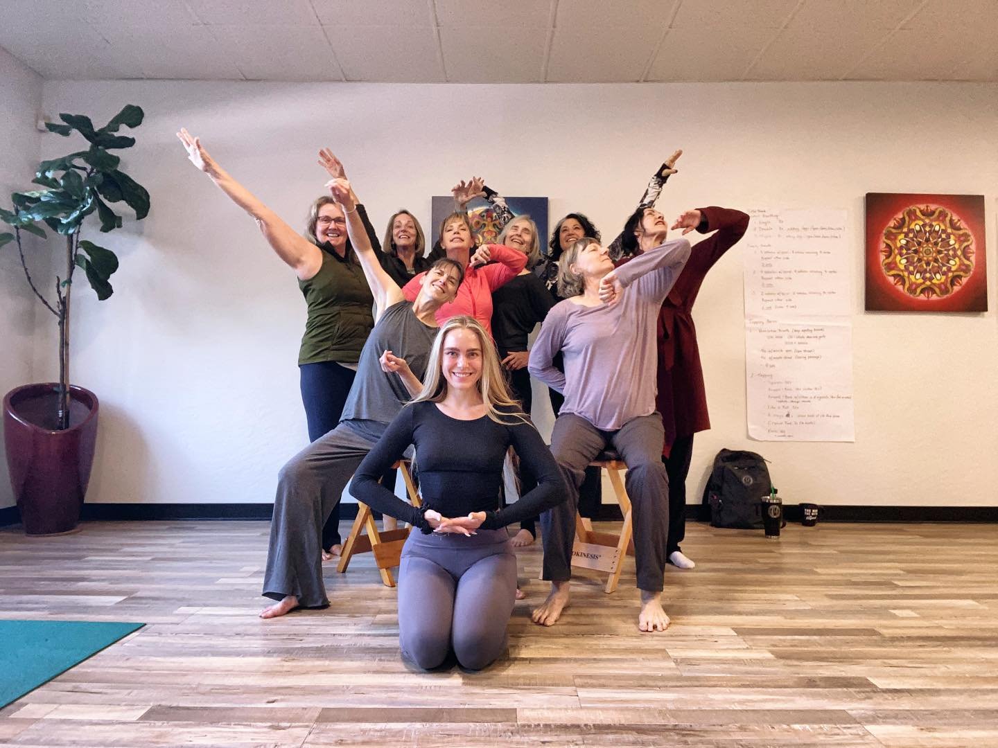 Thank you, @dominikacoachesmovement and all of these lovely movers/instructors for a glorious and joyful experience with the GYROKINESIS Cardiovascular Breathing Course 1! The structure of this course allows for a group experience on the last day tha