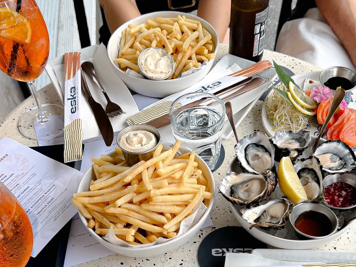 Your sign to plan the girls&rsquo; lunch. Oysters, cocktails and plenty of fries in the Mermaid Beach laneway. Send this to the group chat. 🦪🍸