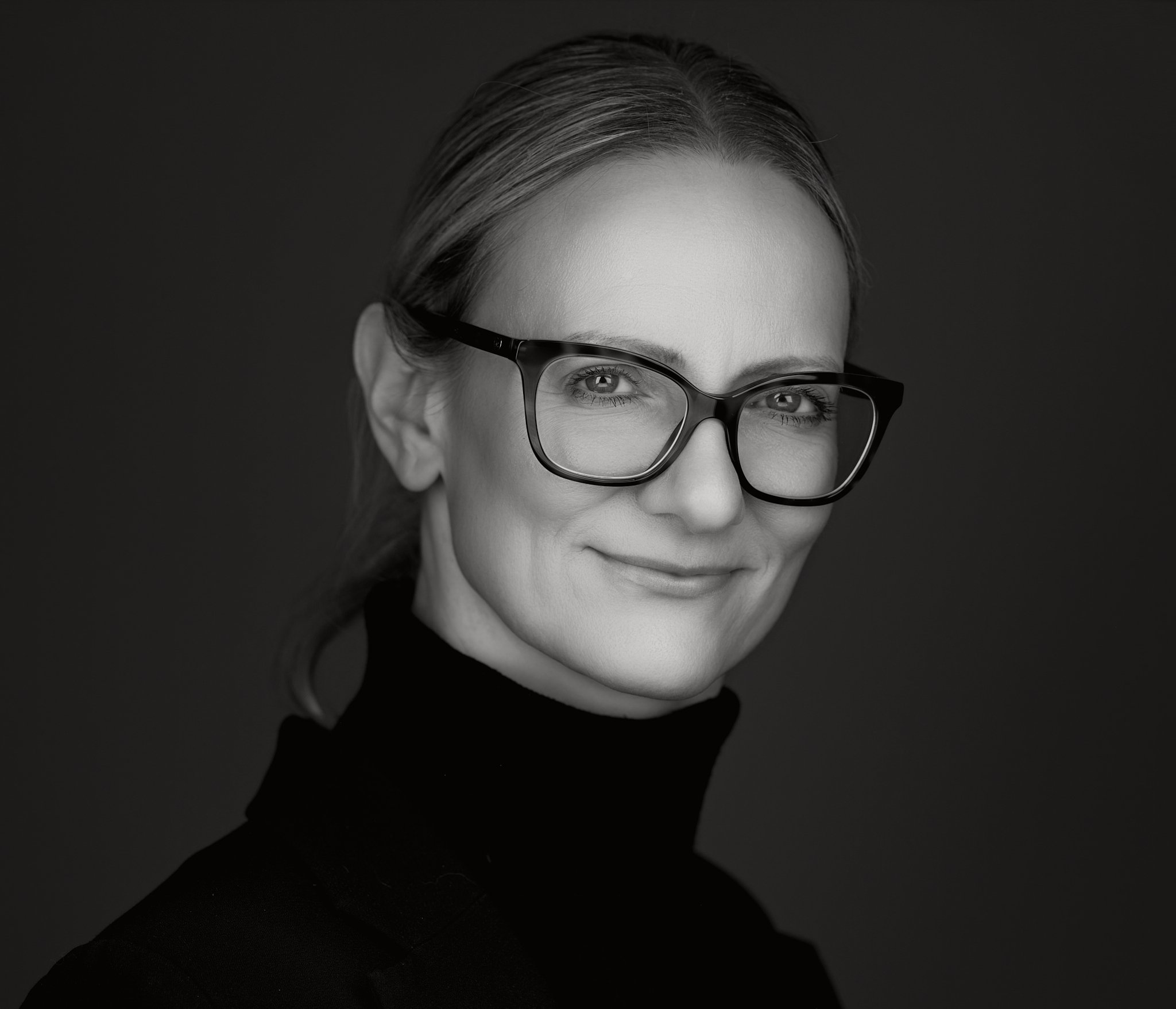 Portrait einer hübschen Frau mit Brille s/w