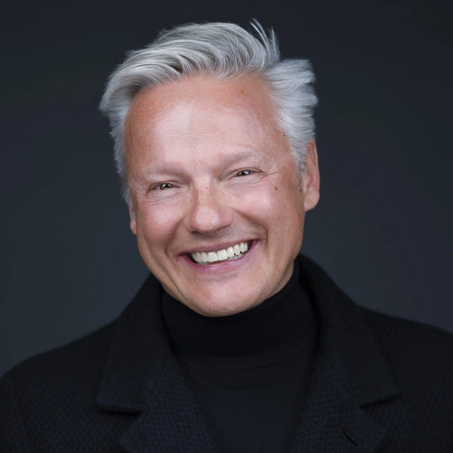 Lachender Mann mit grauen Haaren
