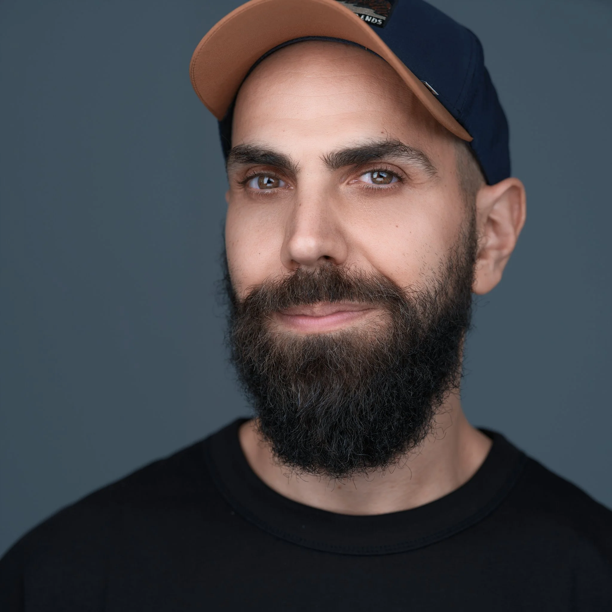 Bärtiger Mann mit Basecap