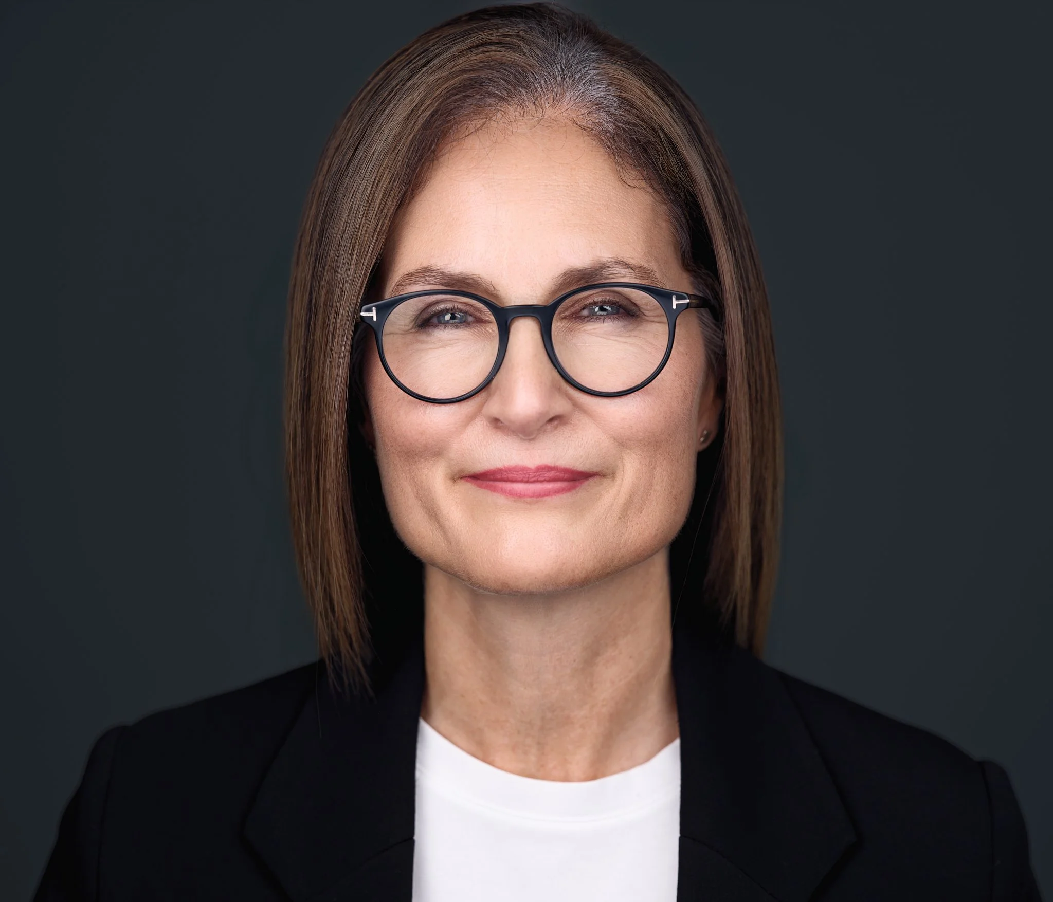 Elegante Frau mit Brille und glatten brünetten Haaren