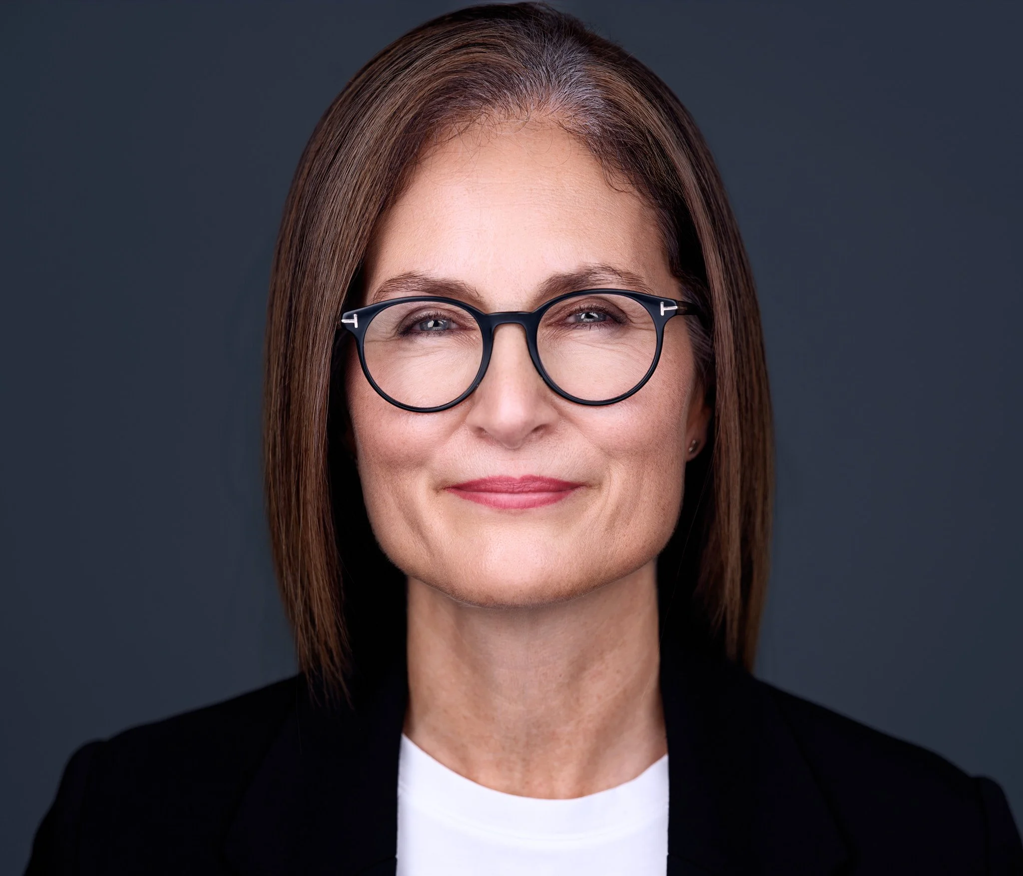 Elegante Frau mit Brille und glatten brünetten Haaren
