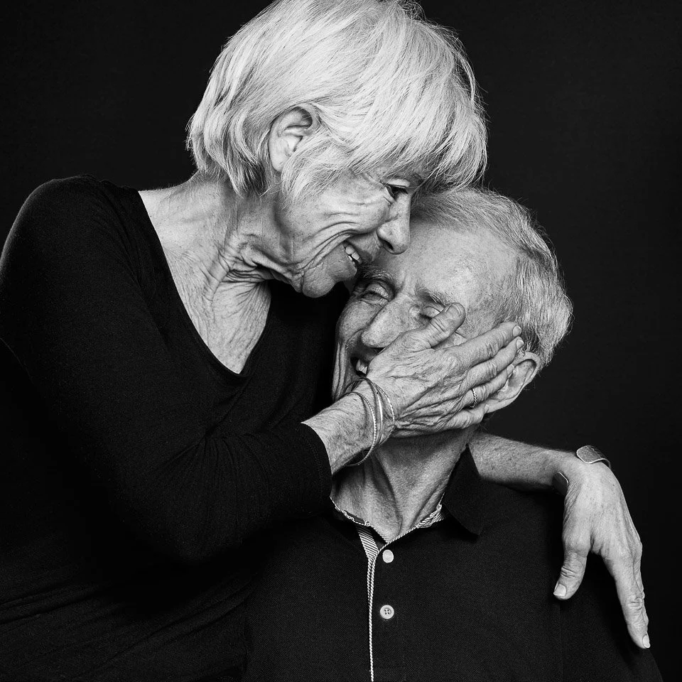 Älteres Ehepaar in inniger Umarmung