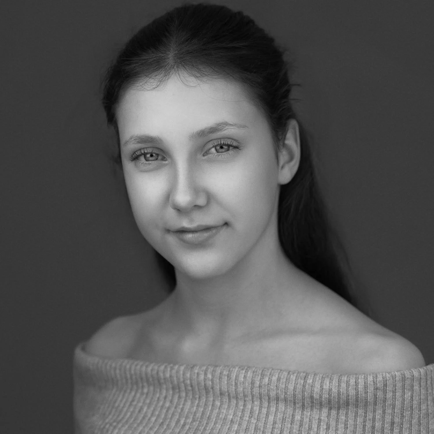 Teenager Mädchen mit zusammengebundenen Haaren s/w