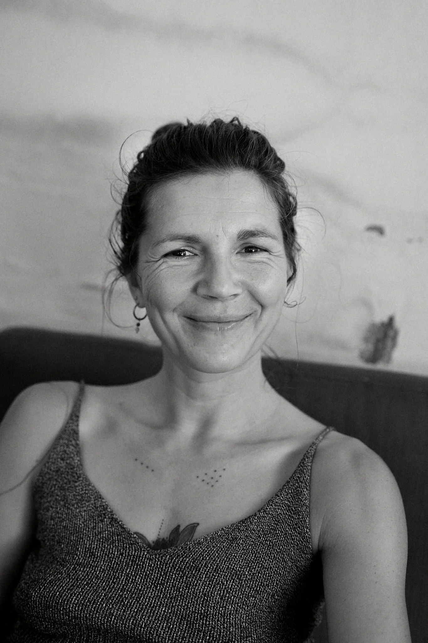 Freundliche Frau auf Couch s/w