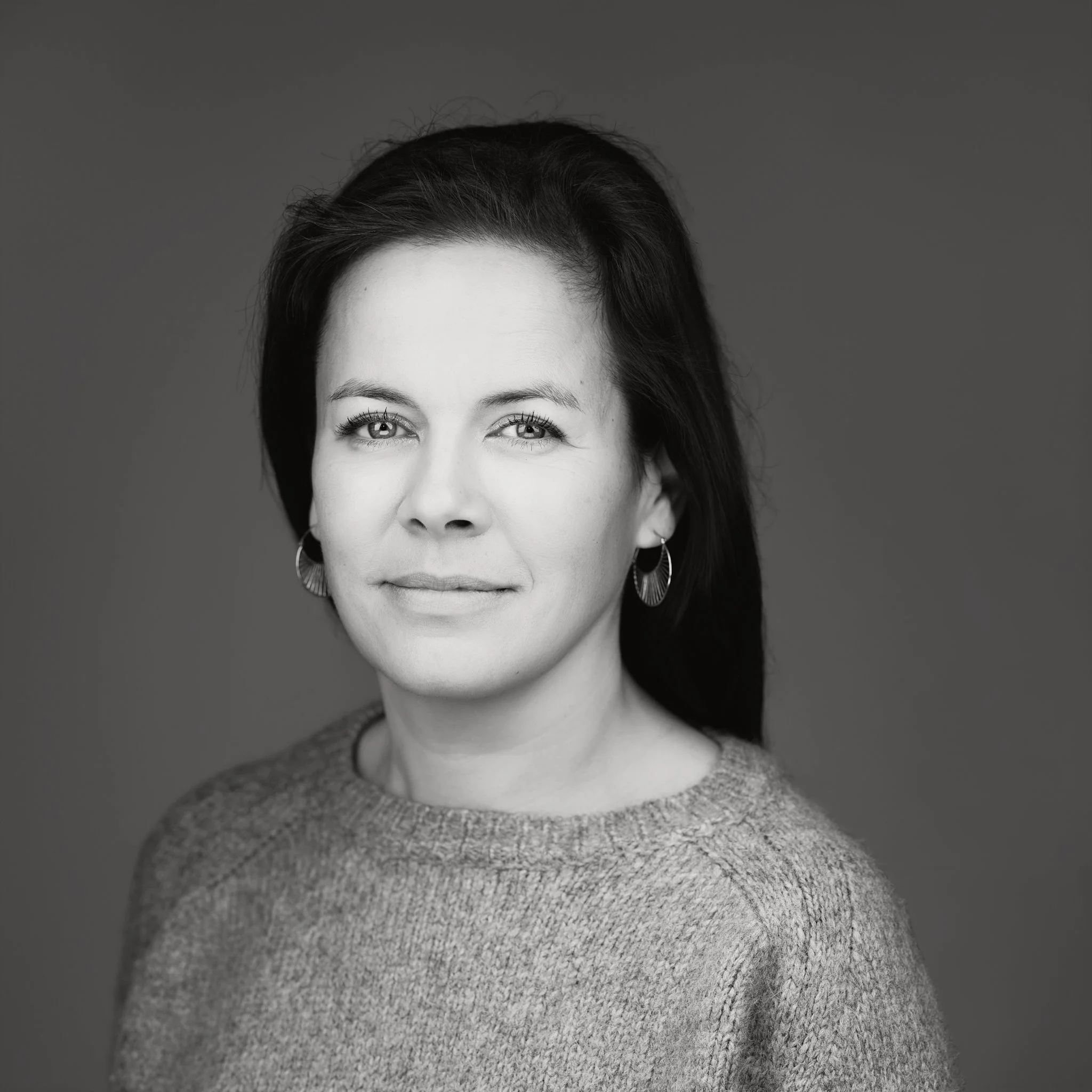 Attraktive brünette Frau im Wollpulli s/w