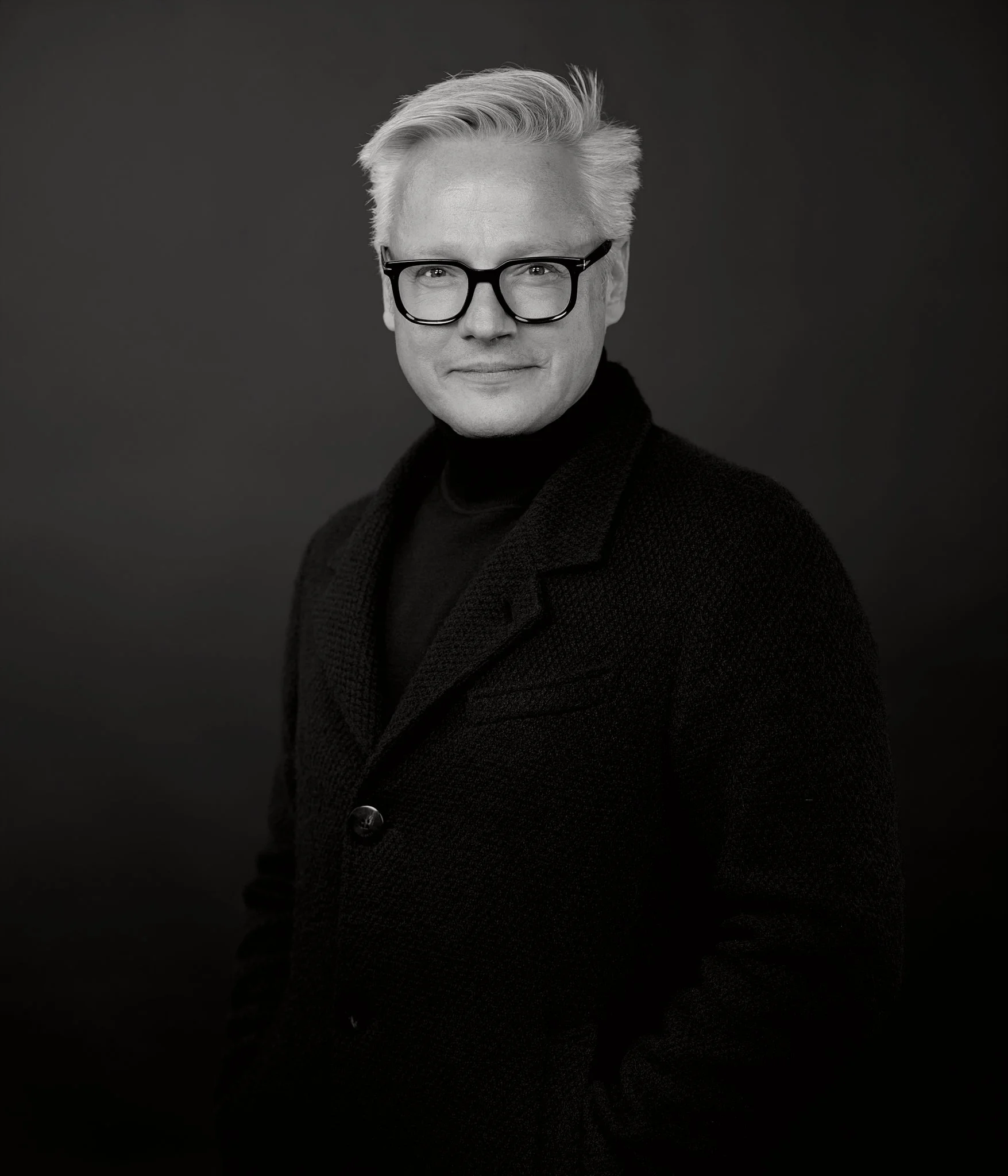 Elegant gekleideter Mann mit Brille s/w