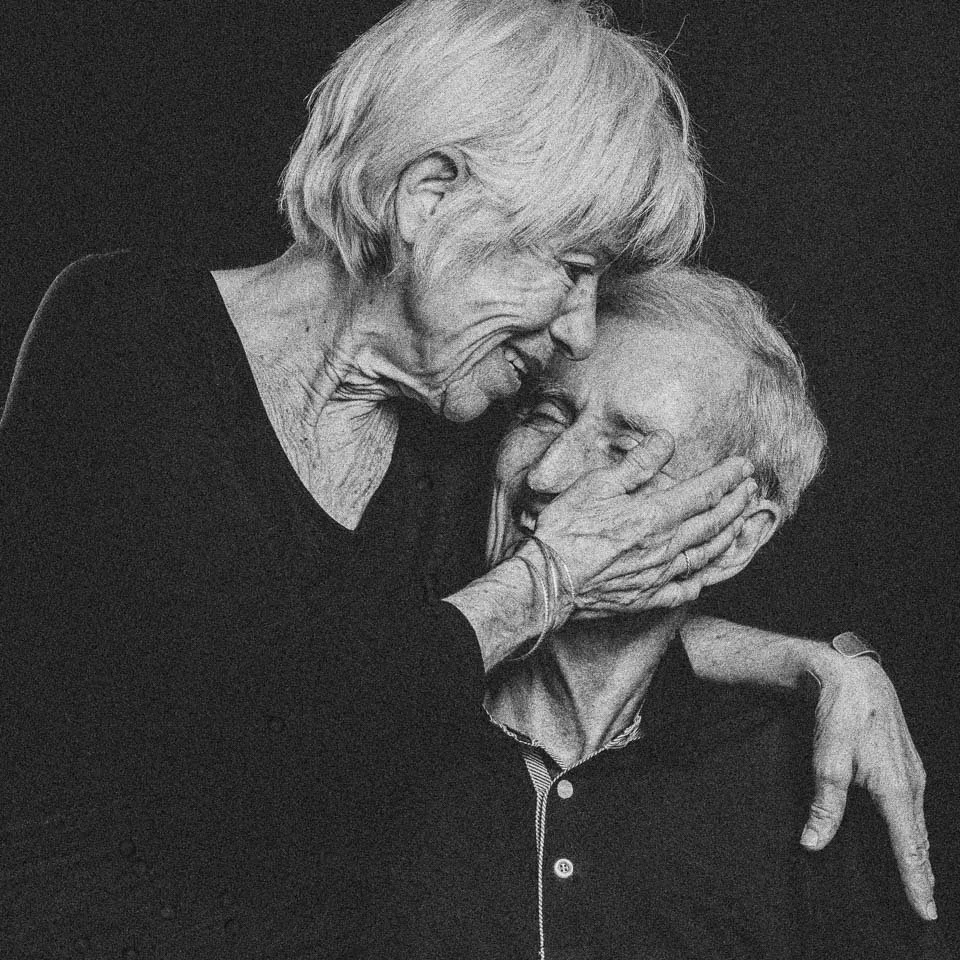 Älteres Ehepaar in inniger Umarmung