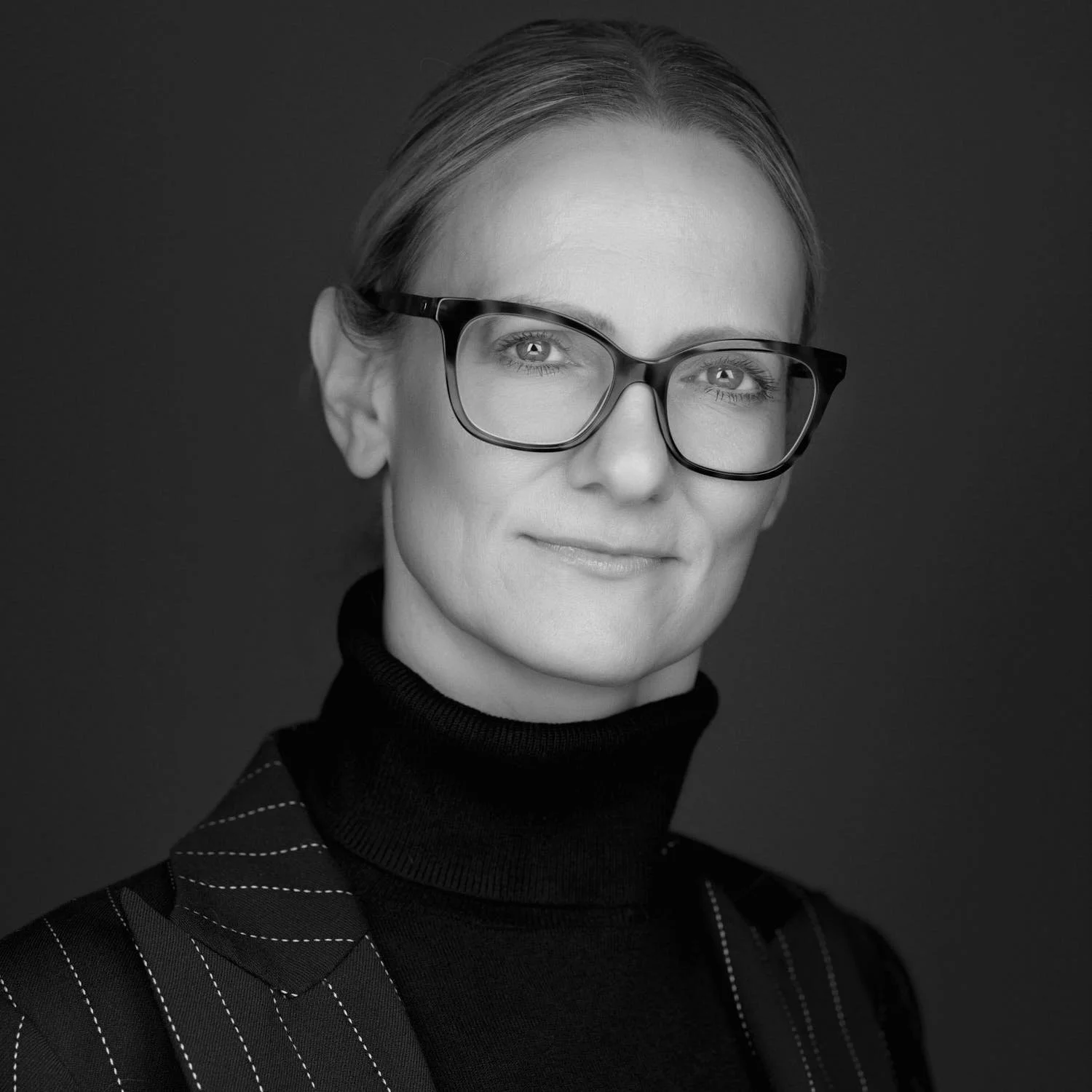 Elegante Frau mit Brille s/w