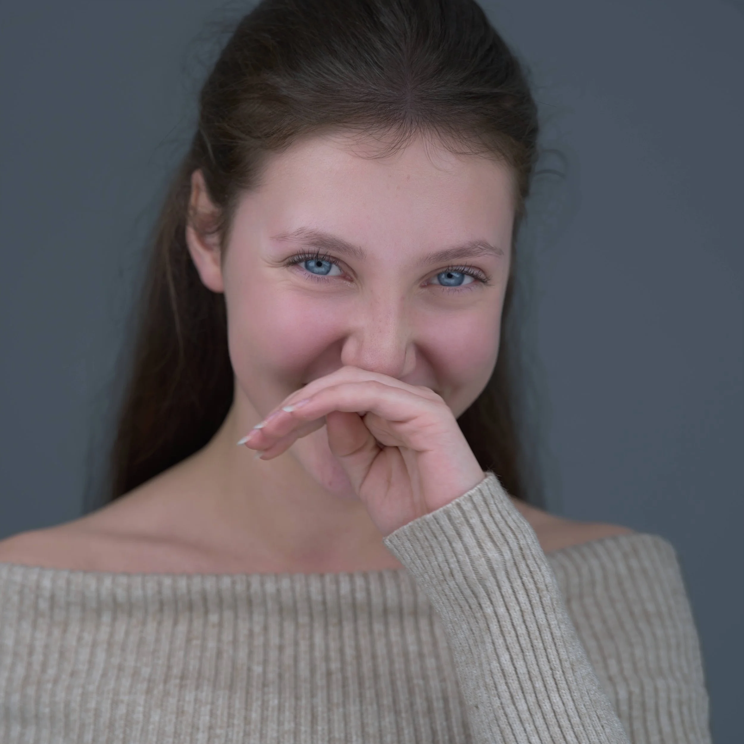 Junge Frau mit langen, zusammengebundenen Haaren