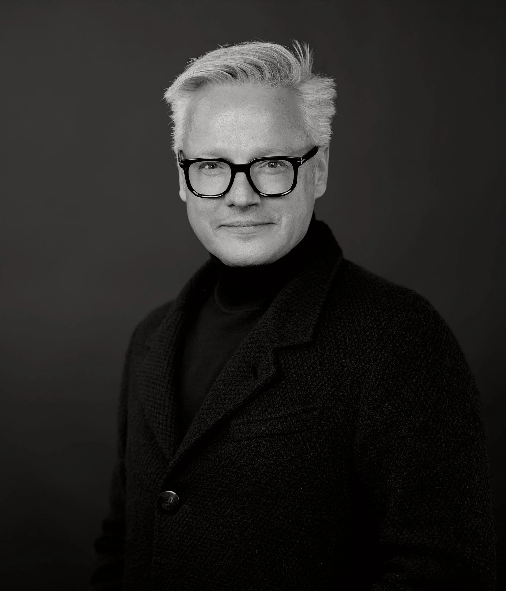 Eleganter Mann mit Brille s/w