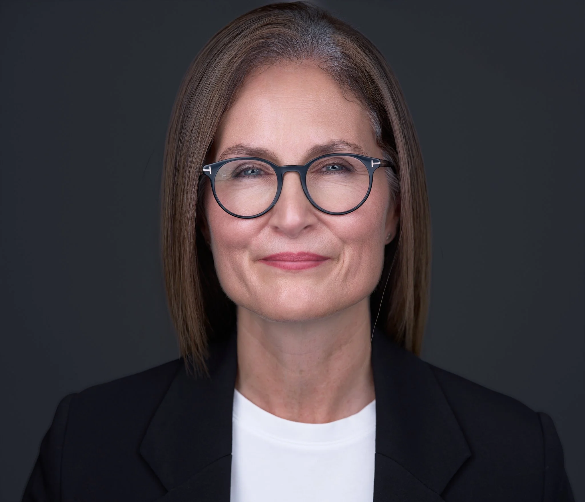 Elegante Frau mit Brille und glatten brünetten Haaren