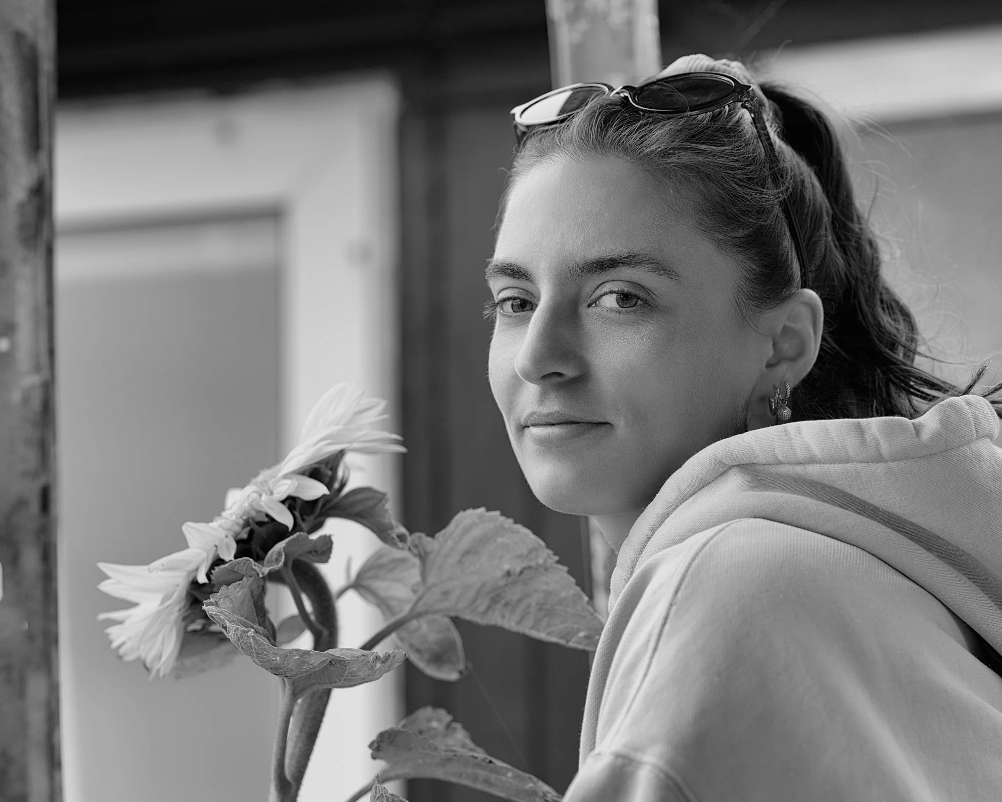 Junge Frau mit Sonnenblume schwarz/weiss