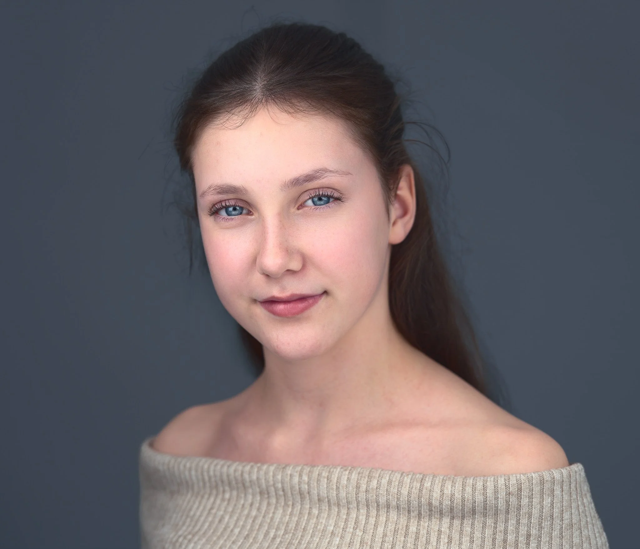 Junge Frau mit langen, zusammengebundenen Haaren