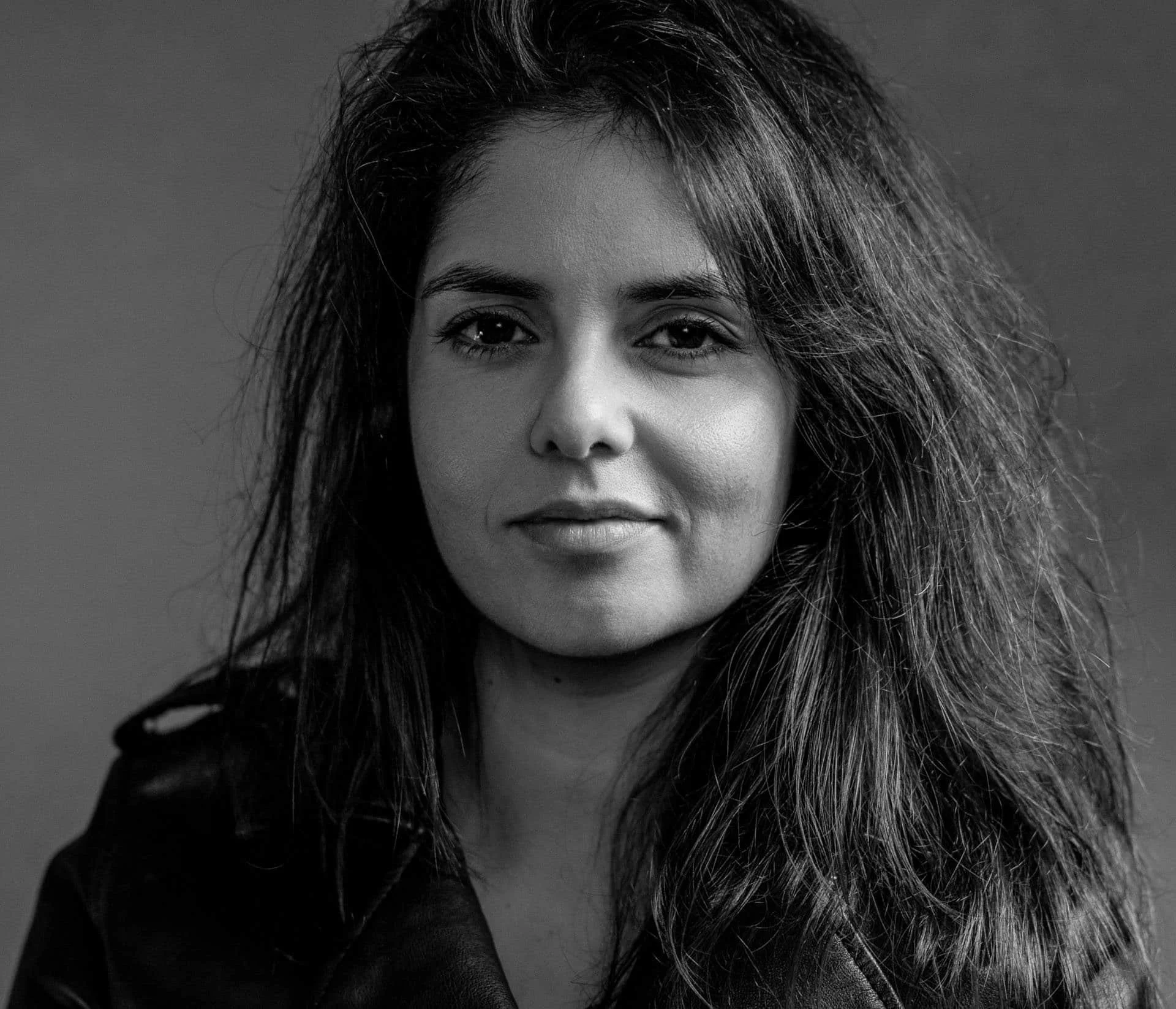 Junge Frau in Lederjacke s/w